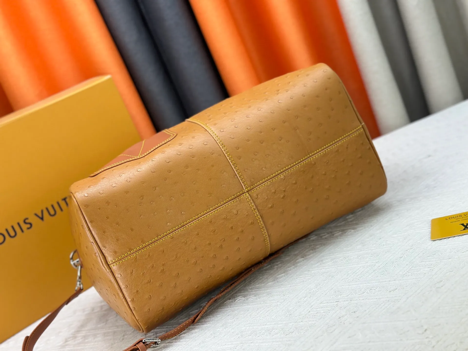 P340 Upgraded original M24420 M24441 M24424 This model has ostrich leather pattern. The Speedy Bandoulière 40 Monogram Leather handbag is made of soft cow leather and uses Monogram pattern to reproduce the elegant look and feel of canvas printing. Dazzling metal hardware, sheepskin lining and nameplate all reflect Creative Director Pharrell Williams' relentless attention to detail. 40x27x20cm (length x height x width)