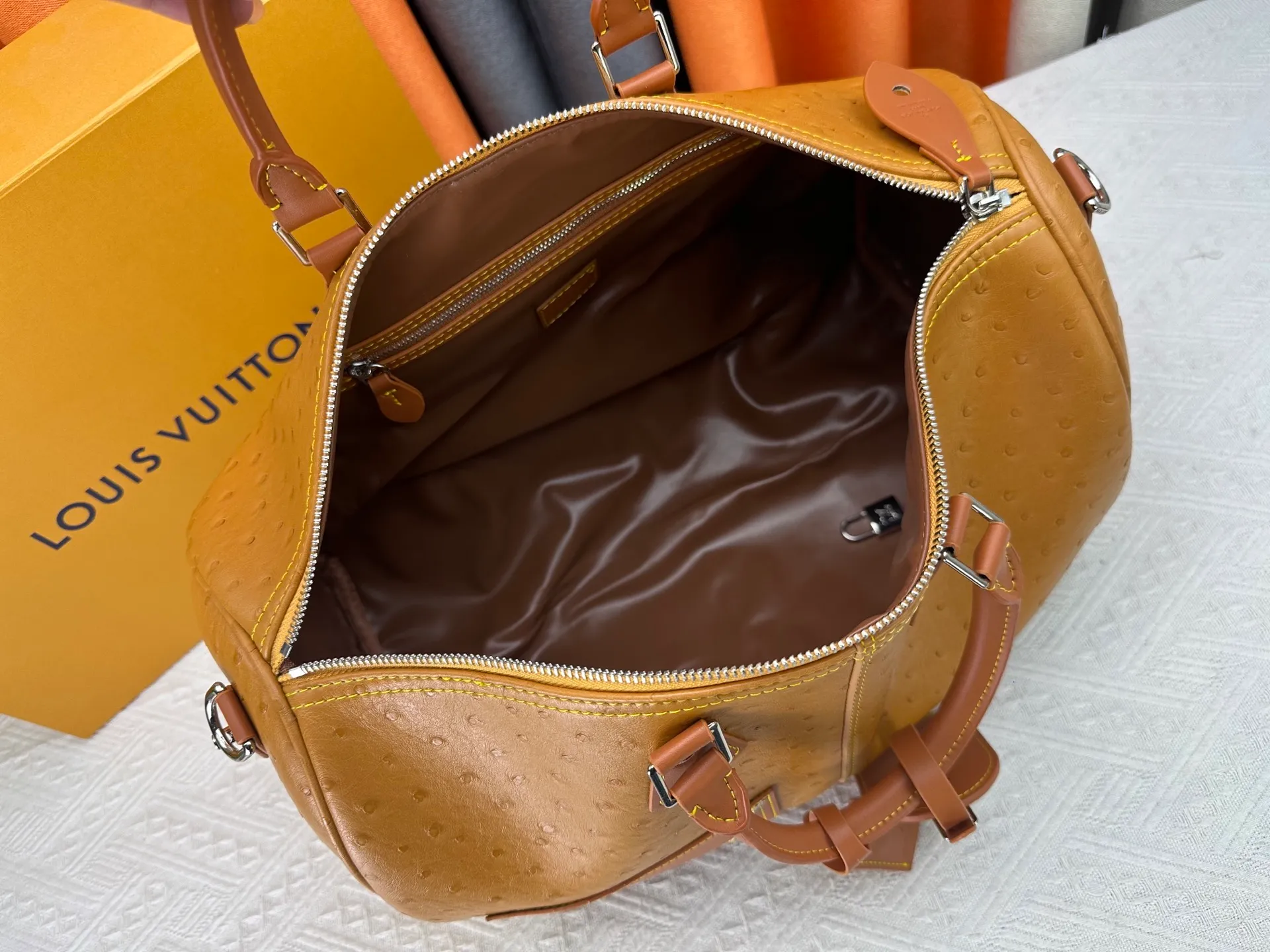 P340 Upgraded original M24420 M24441 M24424 This model has ostrich leather pattern. The Speedy Bandoulière 40 Monogram Leather handbag is made of soft cow leather and uses Monogram pattern to reproduce the elegant look and feel of canvas printing. Dazzling metal hardware, sheepskin lining and nameplate all reflect Creative Director Pharrell Williams' relentless attention to detail. 40x27x20cm (length x height x width)