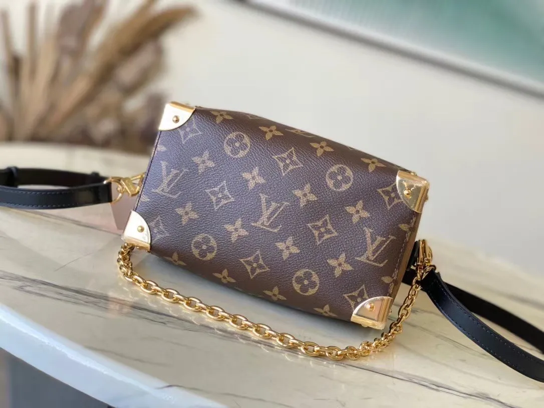 💰1060 (steel hardware) top original order M13146 Speedy Trunk handbag reconstructs the classic design with a bold concept, making an eye-catching appearance at the 2025 Cruise early spring show. Monogram canvas with Monogram Reverse trim shows Nicolas Ghesquiere’s signature brushwork, and the dazzling metal hardware pays homage to the brand’s long trunk-making heritage. The shoulder strap and chain are detachable and can be worn cross-body, over the shoulder or by hand. Dimensions: 20.5 × 16 × 11 cm