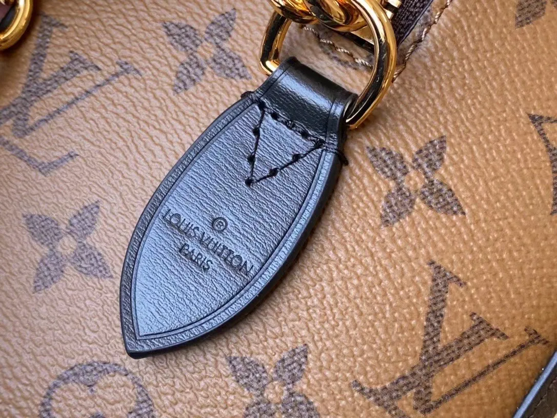 💰1060 (steel hardware) top original order M13146 Speedy Trunk handbag reconstructs the classic design with a bold concept, making an eye-catching appearance at the 2025 Cruise early spring show. Monogram canvas with Monogram Reverse trim shows Nicolas Ghesquiere’s signature brushwork, and the dazzling metal hardware pays homage to the brand’s long trunk-making heritage. The shoulder strap and chain are detachable and can be worn cross-body, over the shoulder or by hand. Dimensions: 20.5 × 16 × 11 cm