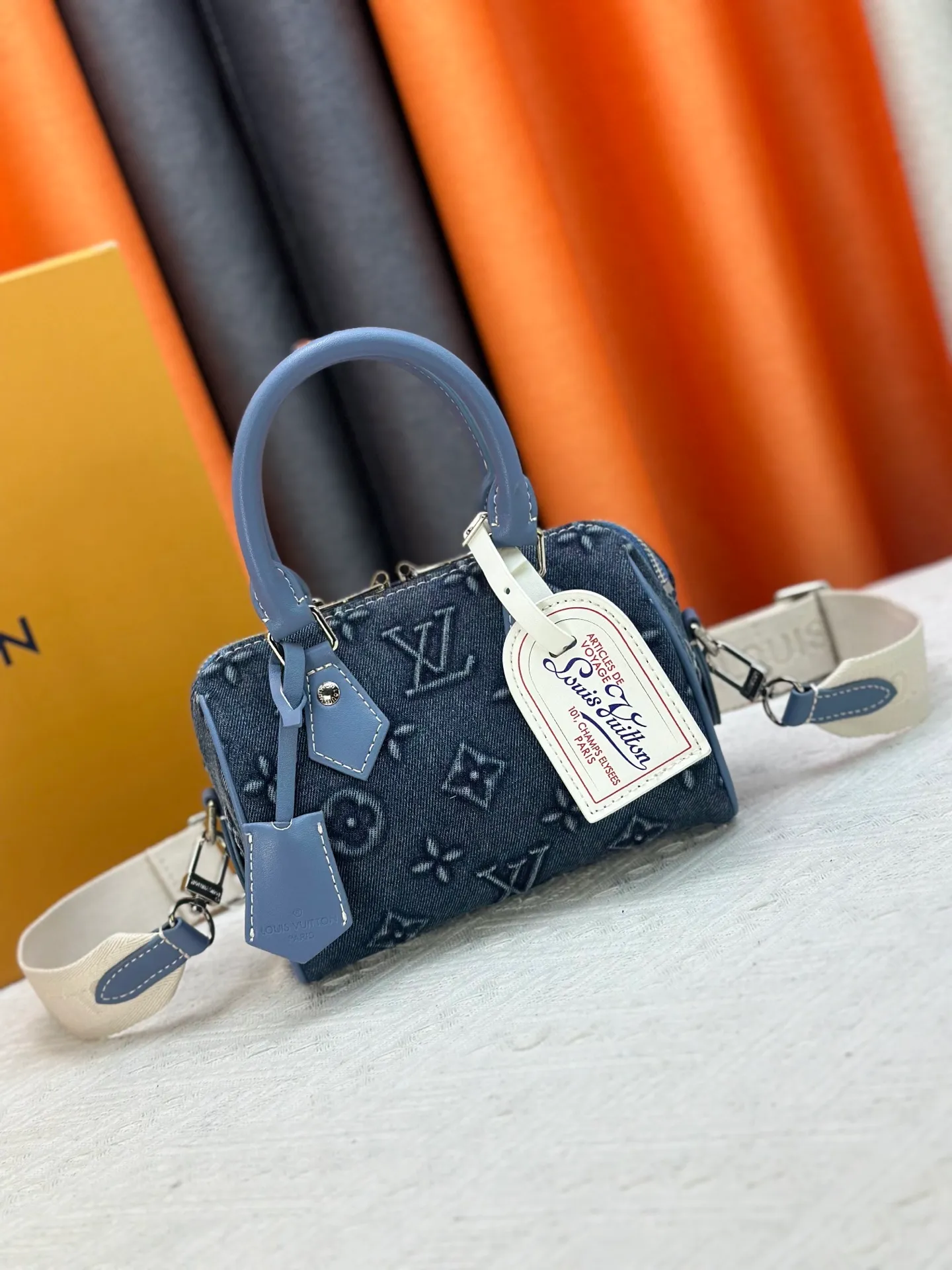P280 SPEEDY 18 BAG N87525 M16279 M46234 M81085. M24606 Embossed Denim As a compact version of the Speedy series, the Speedy18 handbag uses ostrich leather to depict colorful Monogram patterns. Its twill effect is just like the texture of Monogram canvas, demonstrating Louis Vuitton's exquisite craftsmanship. Detachable and adjustable shoulder strap for cross-body wear. Dimensions: 18×12×10