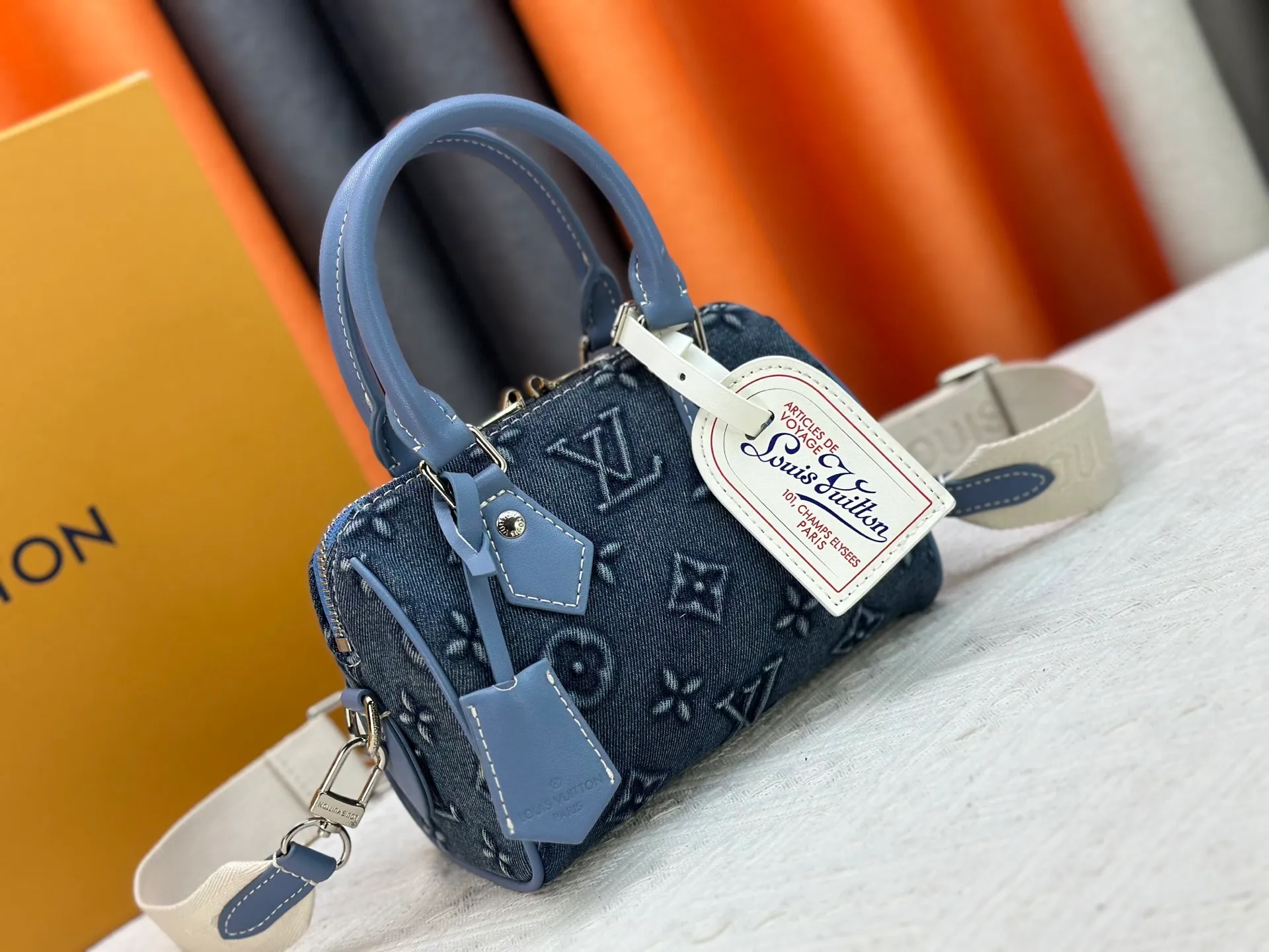 P280 SPEEDY 18 BAG N87525 M16279 M46234 M81085. M24606 Embossed Denim As a compact version of the Speedy series, the Speedy18 handbag uses ostrich leather to depict colorful Monogram patterns. Its twill effect is just like the texture of Monogram canvas, demonstrating Louis Vuitton's exquisite craftsmanship. Detachable and adjustable shoulder strap for cross-body wear. Dimensions: 18×12×10