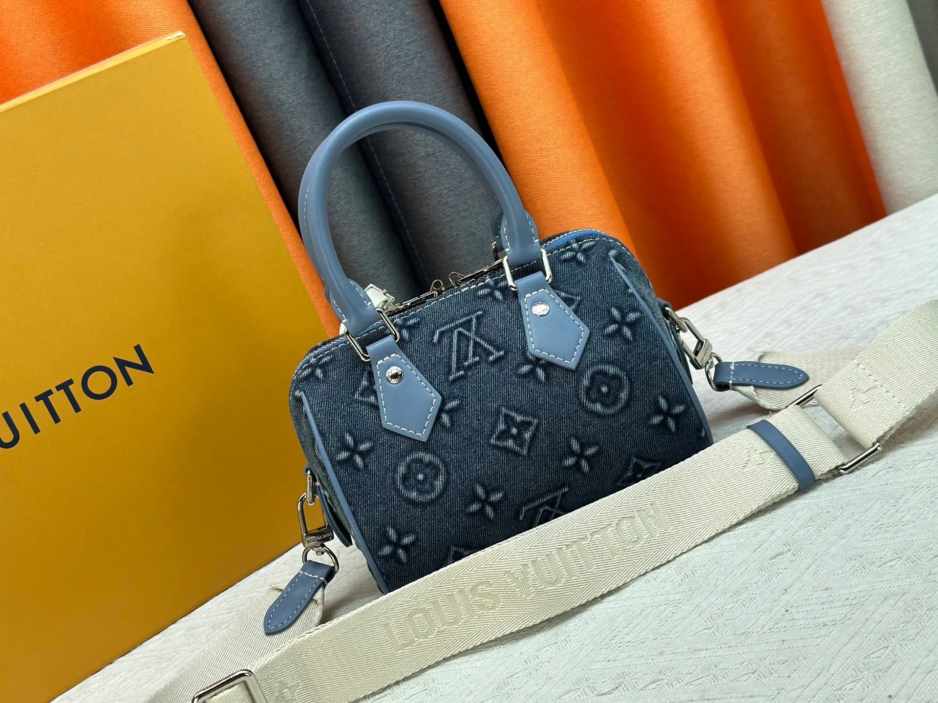 P280 SPEEDY 18 BAG N87525 M16279 M46234 M81085. M24606 Embossed Denim As a compact version of the Speedy series, the Speedy18 handbag uses ostrich leather to depict colorful Monogram patterns. Its twill effect is just like the texture of Monogram canvas, demonstrating Louis Vuitton's exquisite craftsmanship. Detachable and adjustable shoulder strap for cross-body wear. Dimensions: 18×12×10