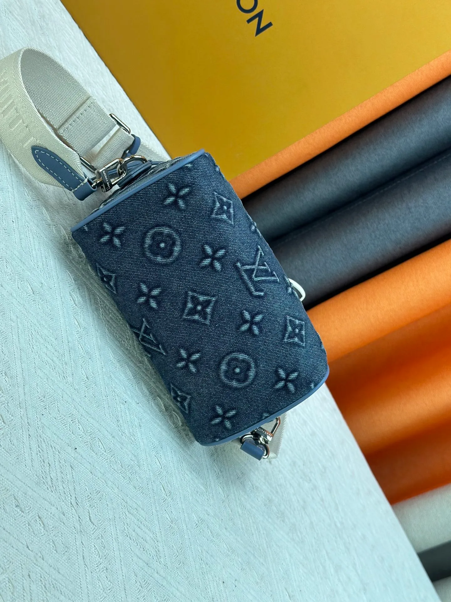 P280 SPEEDY 18 BAG N87525 M16279 M46234 M81085. M24606 Embossed Denim As a compact version of the Speedy series, the Speedy18 handbag uses ostrich leather to depict colorful Monogram patterns. Its twill effect is just like the texture of Monogram canvas, demonstrating Louis Vuitton's exquisite craftsmanship. Detachable and adjustable shoulder strap for cross-body wear. Dimensions: 18×12×10