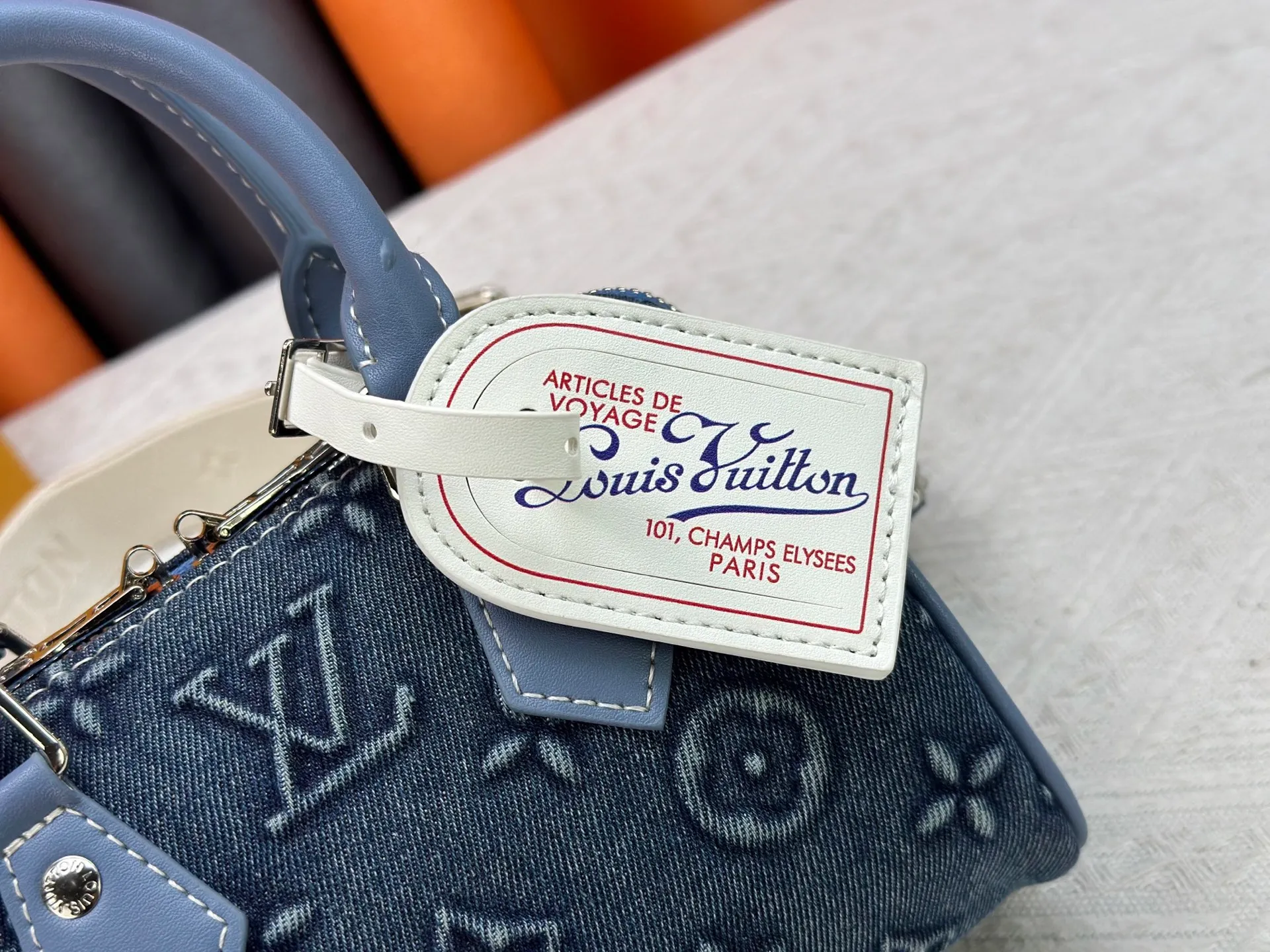 P280 SPEEDY 18 BAG N87525 M16279 M46234 M81085. M24606 Embossed Denim As a compact version of the Speedy series, the Speedy18 handbag uses ostrich leather to depict colorful Monogram patterns. Its twill effect is just like the texture of Monogram canvas, demonstrating Louis Vuitton's exquisite craftsmanship. Detachable and adjustable shoulder strap for cross-body wear. Dimensions: 18×12×10
