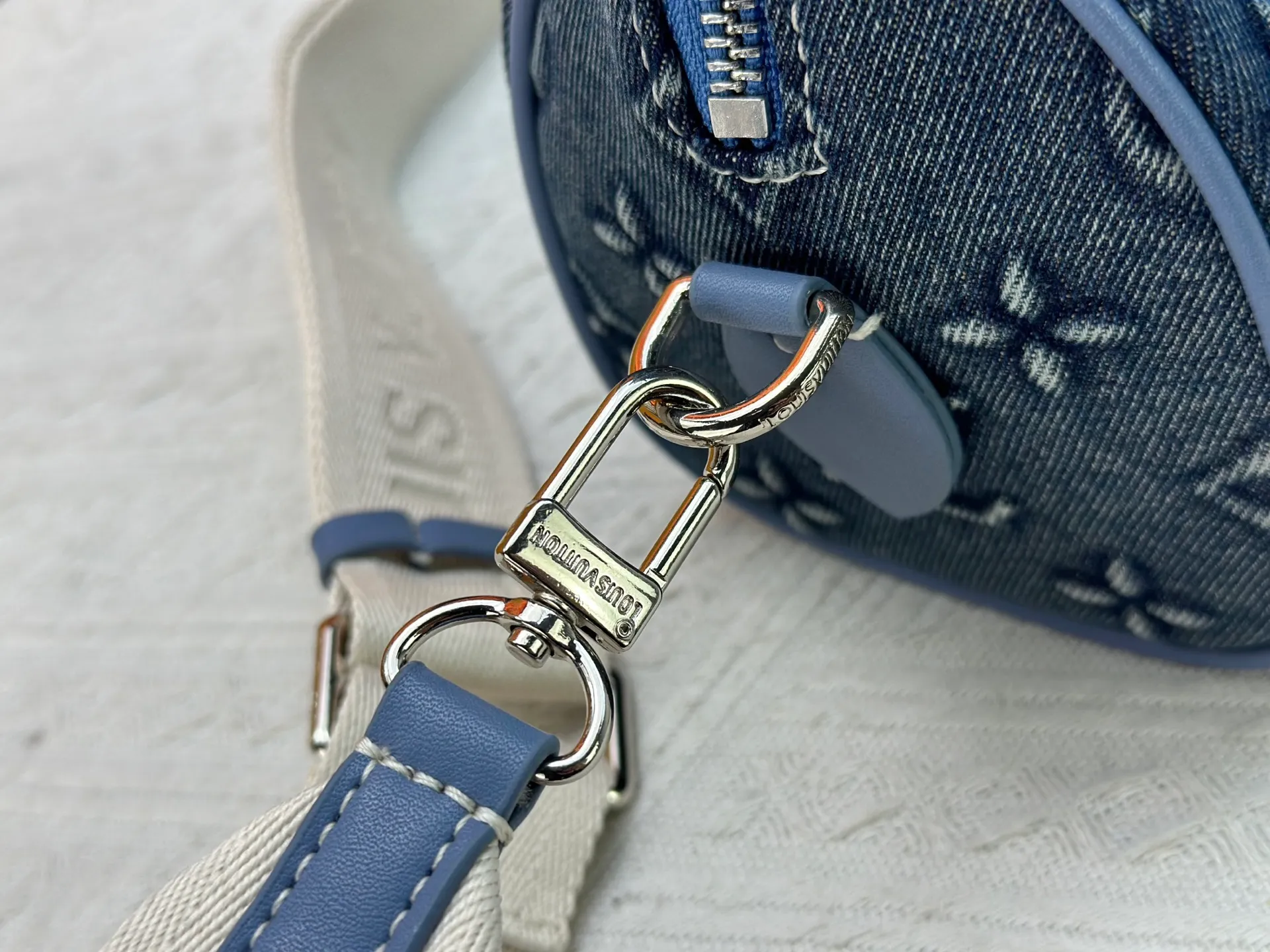 P280 SPEEDY 18 BAG N87525 M16279 M46234 M81085. M24606 Embossed Denim As a compact version of the Speedy series, the Speedy18 handbag uses ostrich leather to depict colorful Monogram patterns. Its twill effect is just like the texture of Monogram canvas, demonstrating Louis Vuitton's exquisite craftsmanship. Detachable and adjustable shoulder strap for cross-body wear. Dimensions: 18×12×10