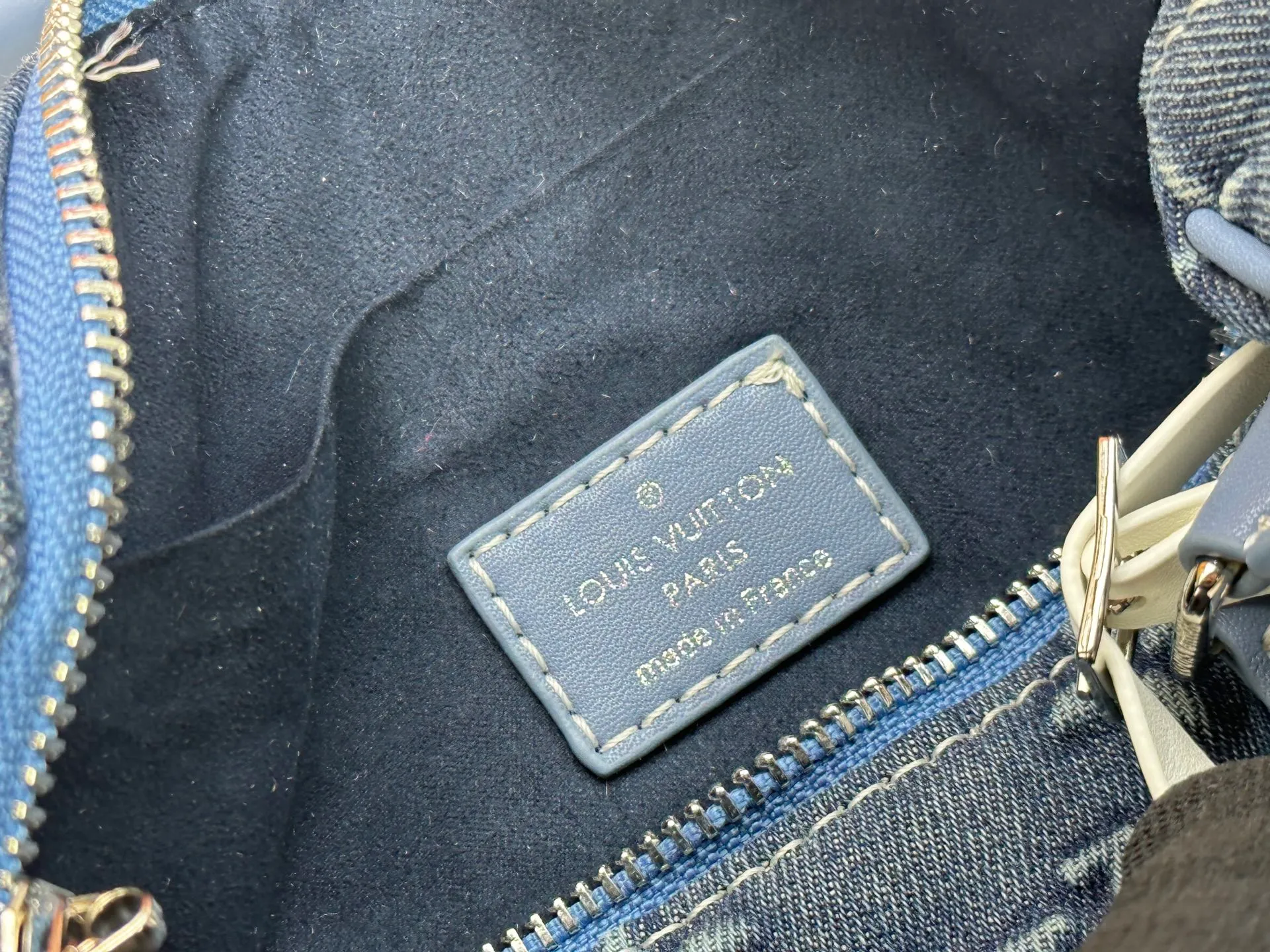 P280 SPEEDY 18 BAG N87525 M16279 M46234 M81085. M24606 Embossed Denim As a compact version of the Speedy series, the Speedy18 handbag uses ostrich leather to depict colorful Monogram patterns. Its twill effect is just like the texture of Monogram canvas, demonstrating Louis Vuitton's exquisite craftsmanship. Detachable and adjustable shoulder strap for cross-body wear. Dimensions: 18×12×10