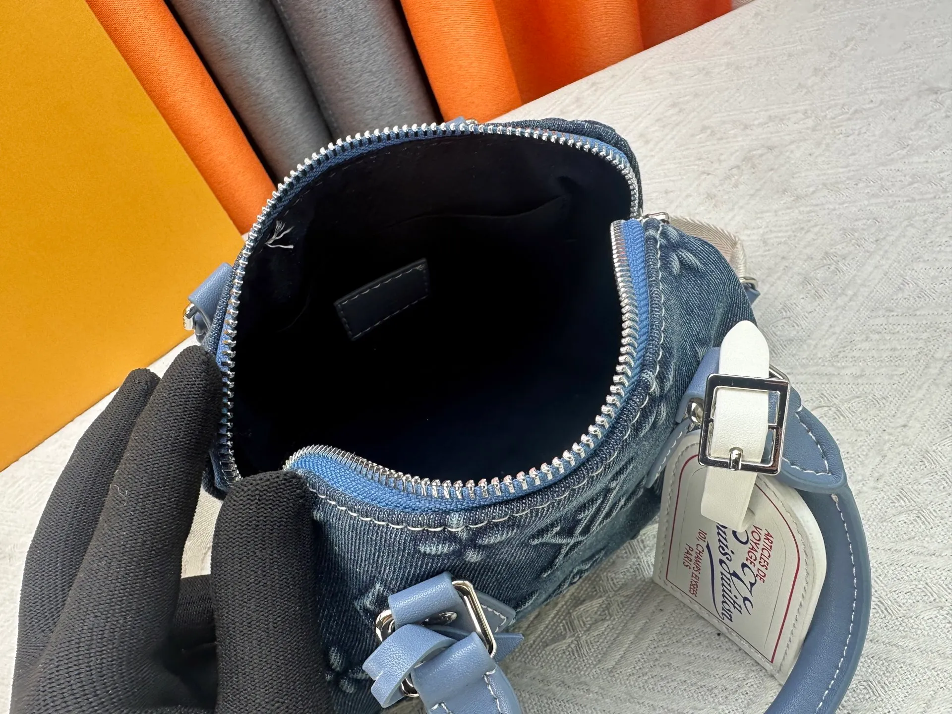 P280 SPEEDY 18 BAG N87525 M16279 M46234 M81085. M24606 Embossed Denim As a compact version of the Speedy series, the Speedy18 handbag uses ostrich leather to depict colorful Monogram patterns. Its twill effect is just like the texture of Monogram canvas, demonstrating Louis Vuitton's exquisite craftsmanship. Detachable and adjustable shoulder strap for cross-body wear. Dimensions: 18×12×10