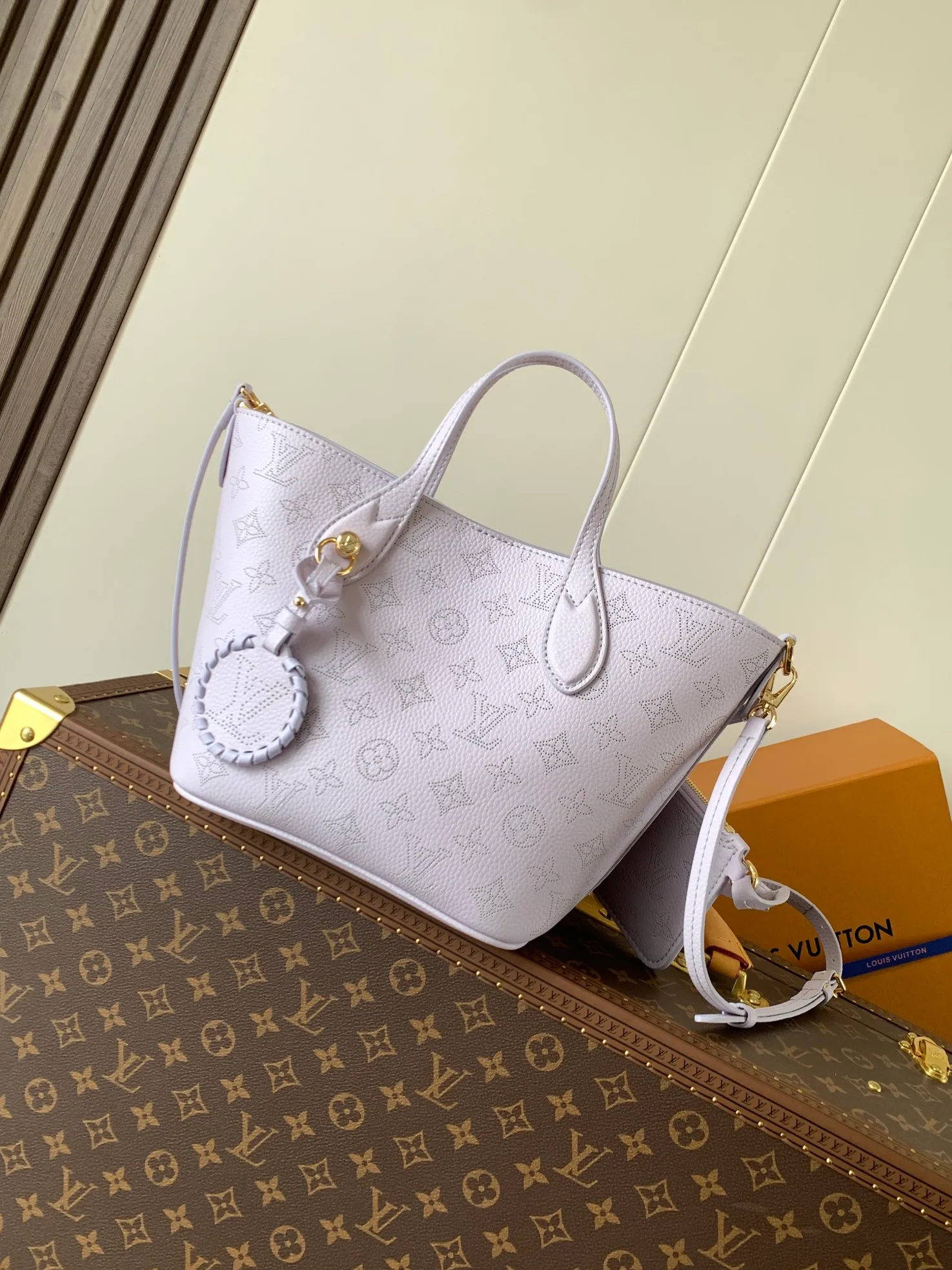 💰1180 (first-grain leather) top-quality original order, transcoding chip M14395 purple. This Blossom small handbag is dipped in new season modern colors, using engraved leather to present the Monogram perforation pattern, and then incorporates elegant touches with dazzling metal parts and detachable LV woven decoration.  20 cm Half-length strap adjustable to: 59.0 cm Handle: double handle
