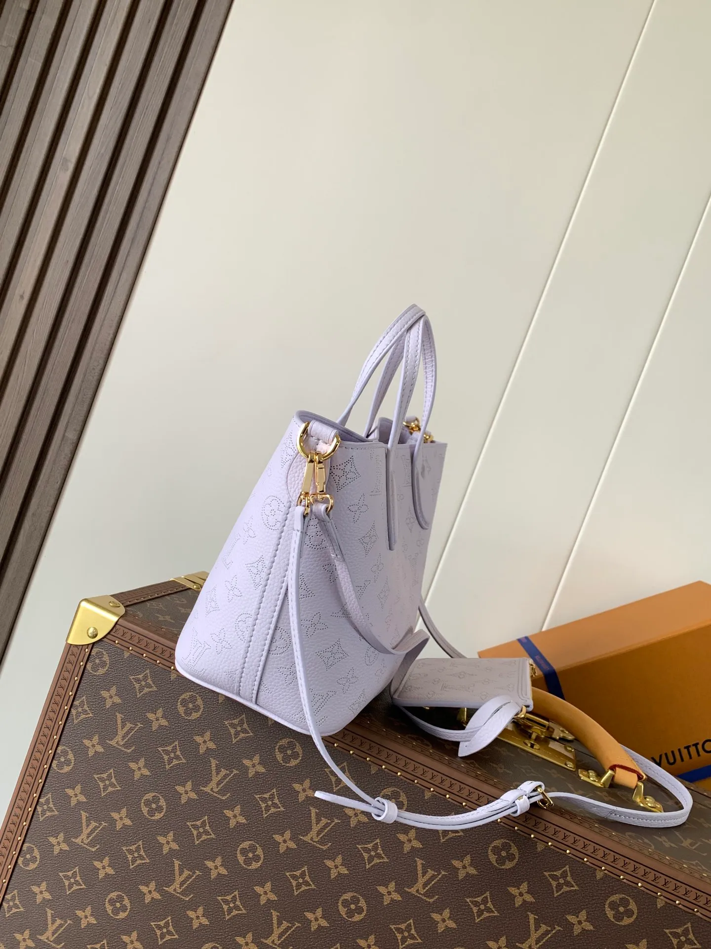 💰1180 (first-grain leather) top-quality original order, transcoding chip M14395 purple. This Blossom small handbag is dipped in new season modern colors, using engraved leather to present the Monogram perforation pattern, and then incorporates elegant touches with dazzling metal parts and detachable LV woven decoration.  20 cm Half-length strap adjustable to: 59.0 cm Handle: double handle