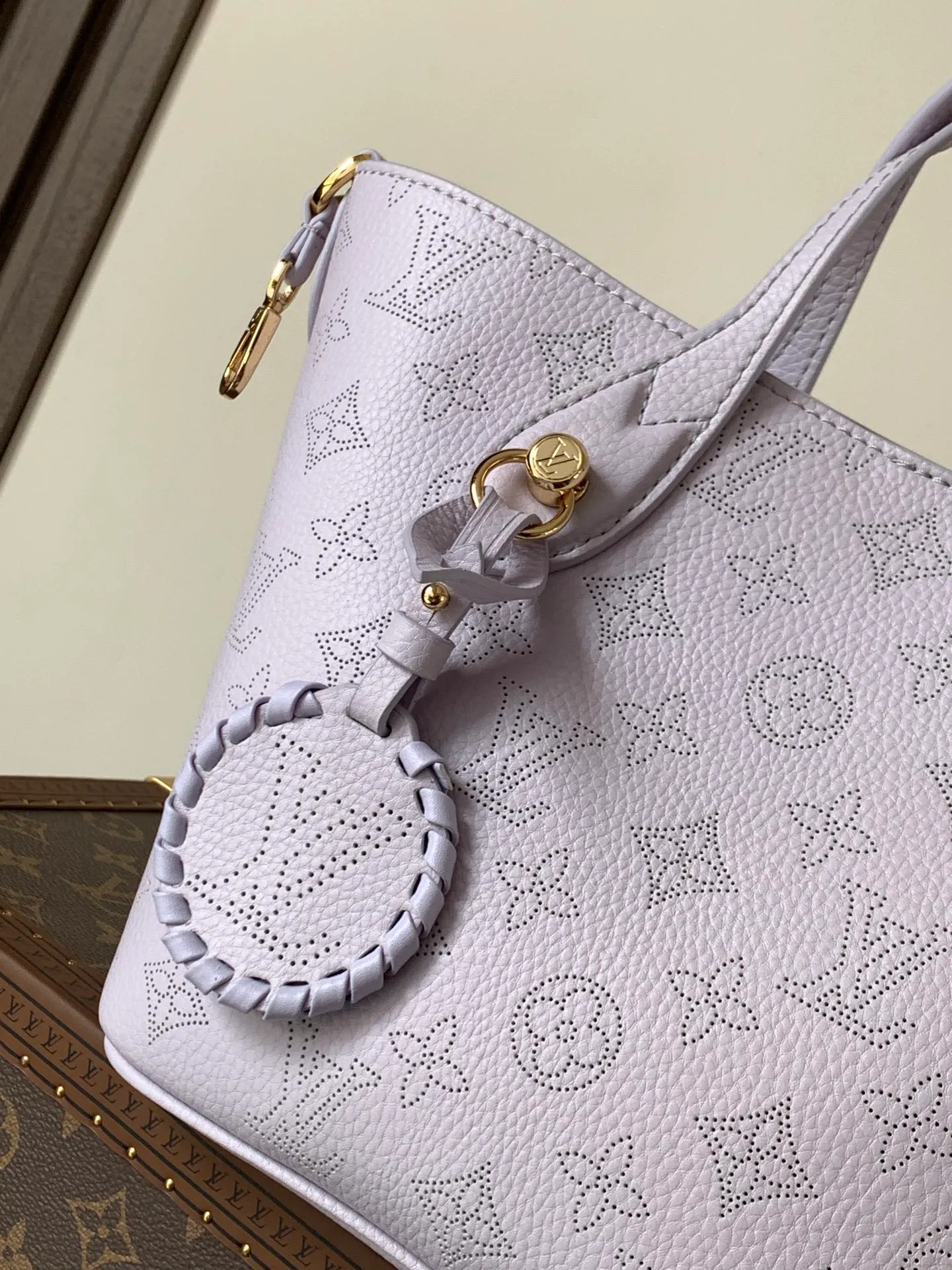 💰1180 (first-grain leather) top-quality original order, transcoding chip M14395 purple. This Blossom small handbag is dipped in new season modern colors, using engraved leather to present the Monogram perforation pattern, and then incorporates elegant touches with dazzling metal parts and detachable LV woven decoration.  20 cm Half-length strap adjustable to: 59.0 cm Handle: double handle