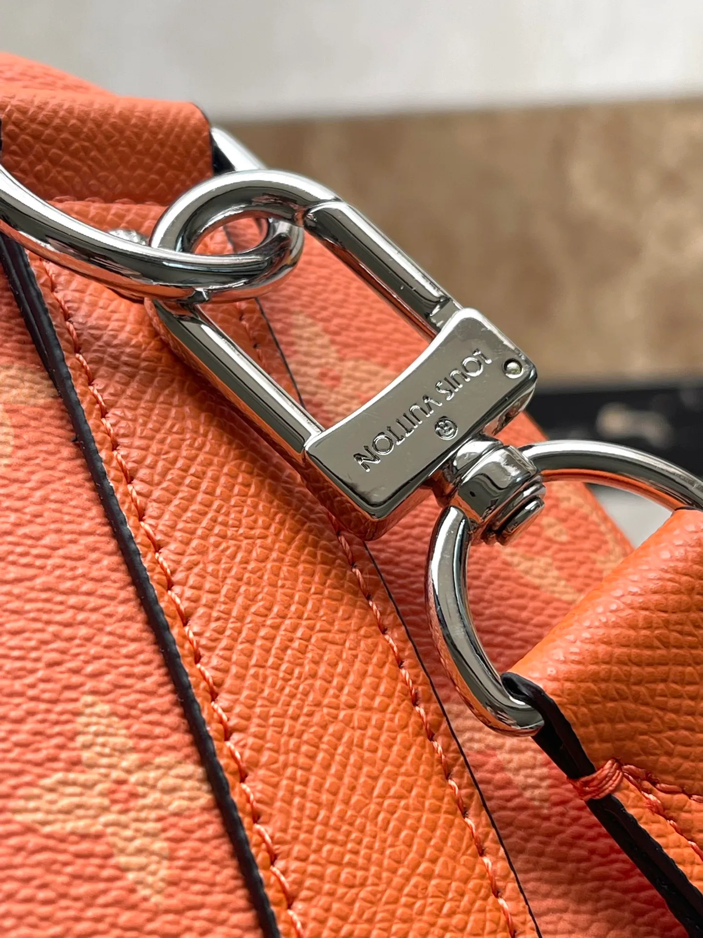 💰940 Top Original Order M31044 This Keepall Bandouliere travel bag injects style into the 2024 Taigarama series. It uses chic Taiga leather and Monogram canvas to play with vibrant colors, making it a personalized choice for urban travel. Dimensions: 25 × 15 × 11 cm
