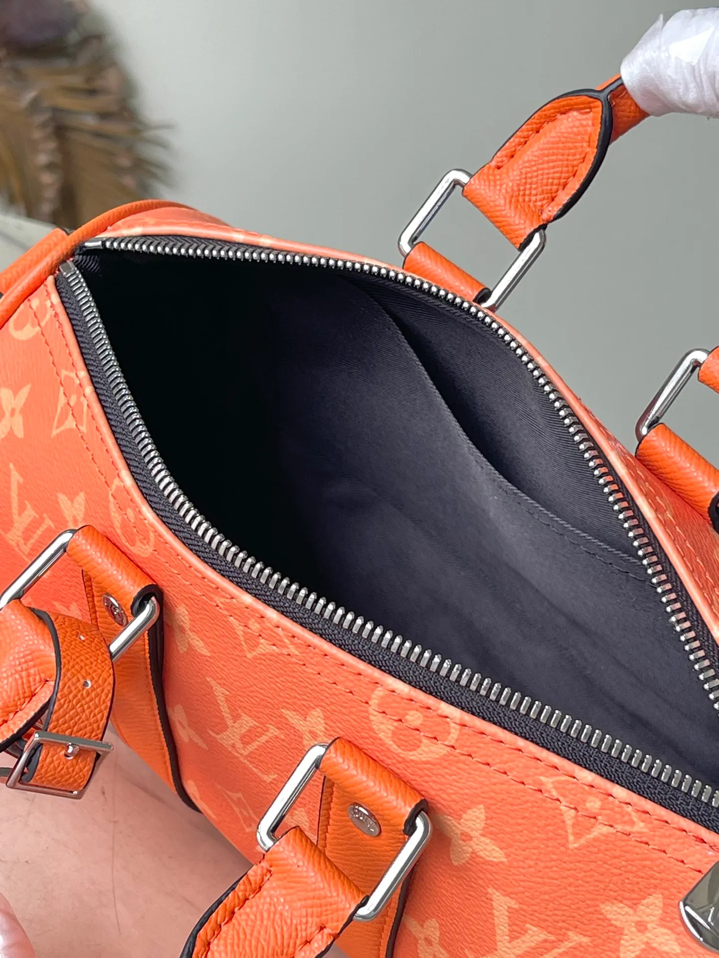 💰940 Top Original Order M31044 This Keepall Bandouliere travel bag injects style into the 2024 Taigarama series. It uses chic Taiga leather and Monogram canvas to play with vibrant colors, making it a personalized choice for urban travel. Dimensions: 25 × 15 × 11 cm