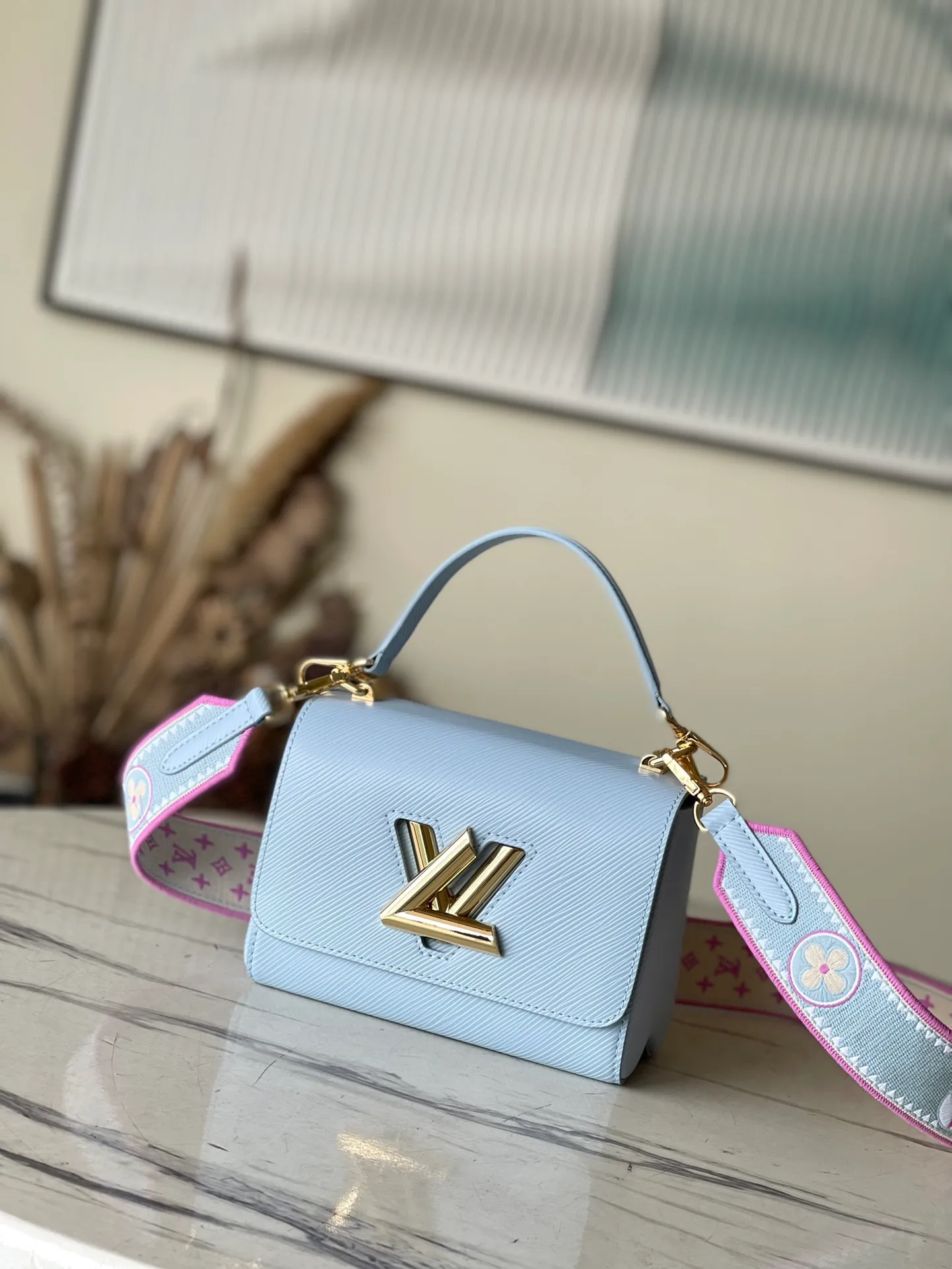💰1160 (top layer leather) top original order M22515 This small Twist handbag is made of Epi grain leather. The two sides of the detachable wide fabric shoulder strap depict an enlarged version of the Monogram flower and a pocket size of the Monogram pattern. They are individually embroidered and intricately sewn and spliced ​​before they can be presented. Dimensions: 19 x 15 x 9 cm