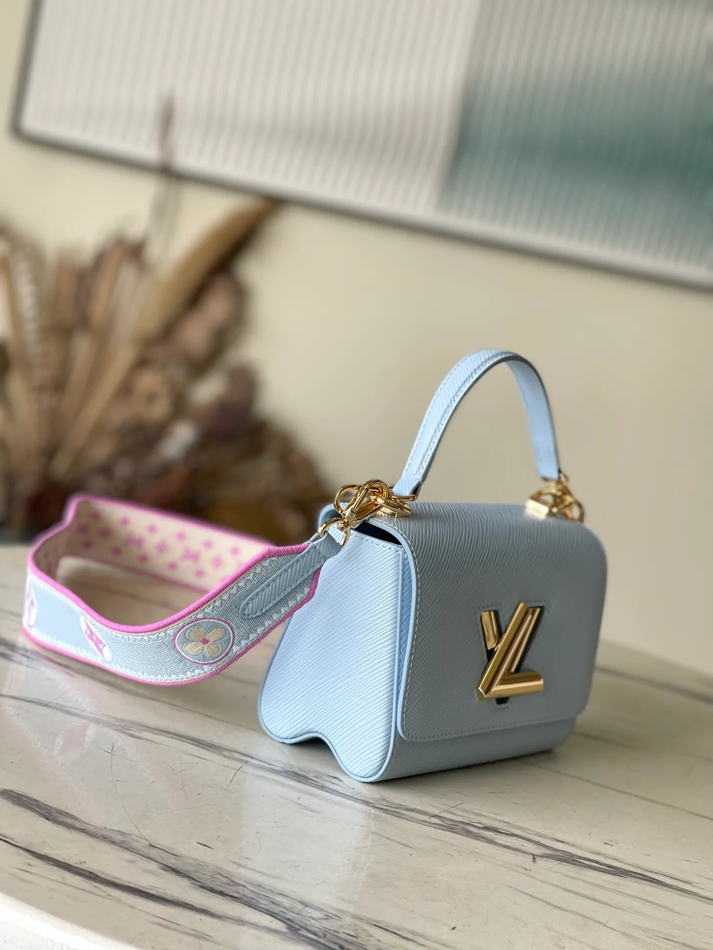 💰1160 (top layer leather) top original order M22515 This small Twist handbag is made of Epi grain leather. The two sides of the detachable wide fabric shoulder strap depict an enlarged version of the Monogram flower and a pocket size of the Monogram pattern. They are individually embroidered and intricately sewn and spliced ​​before they can be presented. Dimensions: 19 x 15 x 9 cm