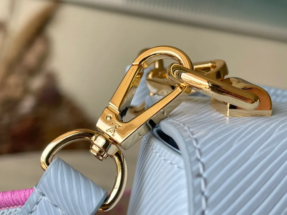 💰1160 (top layer leather) top original order M22515 This small Twist handbag is made of Epi grain leather. The two sides of the detachable wide fabric shoulder strap depict an enlarged version of the Monogram flower and a pocket size of the Monogram pattern. They are individually embroidered and intricately sewn and spliced ​​before they can be presented. Dimensions: 19 x 15 x 9 cm