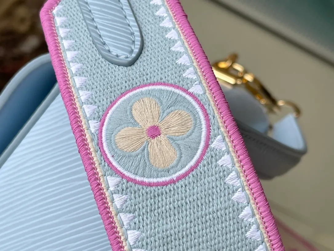 💰1160 (top layer leather) top original order M22515 This small Twist handbag is made of Epi grain leather. The two sides of the detachable wide fabric shoulder strap depict an enlarged version of the Monogram flower and a pocket size of the Monogram pattern. They are individually embroidered and intricately sewn and spliced ​​before they can be presented. Dimensions: 19 x 15 x 9 cm