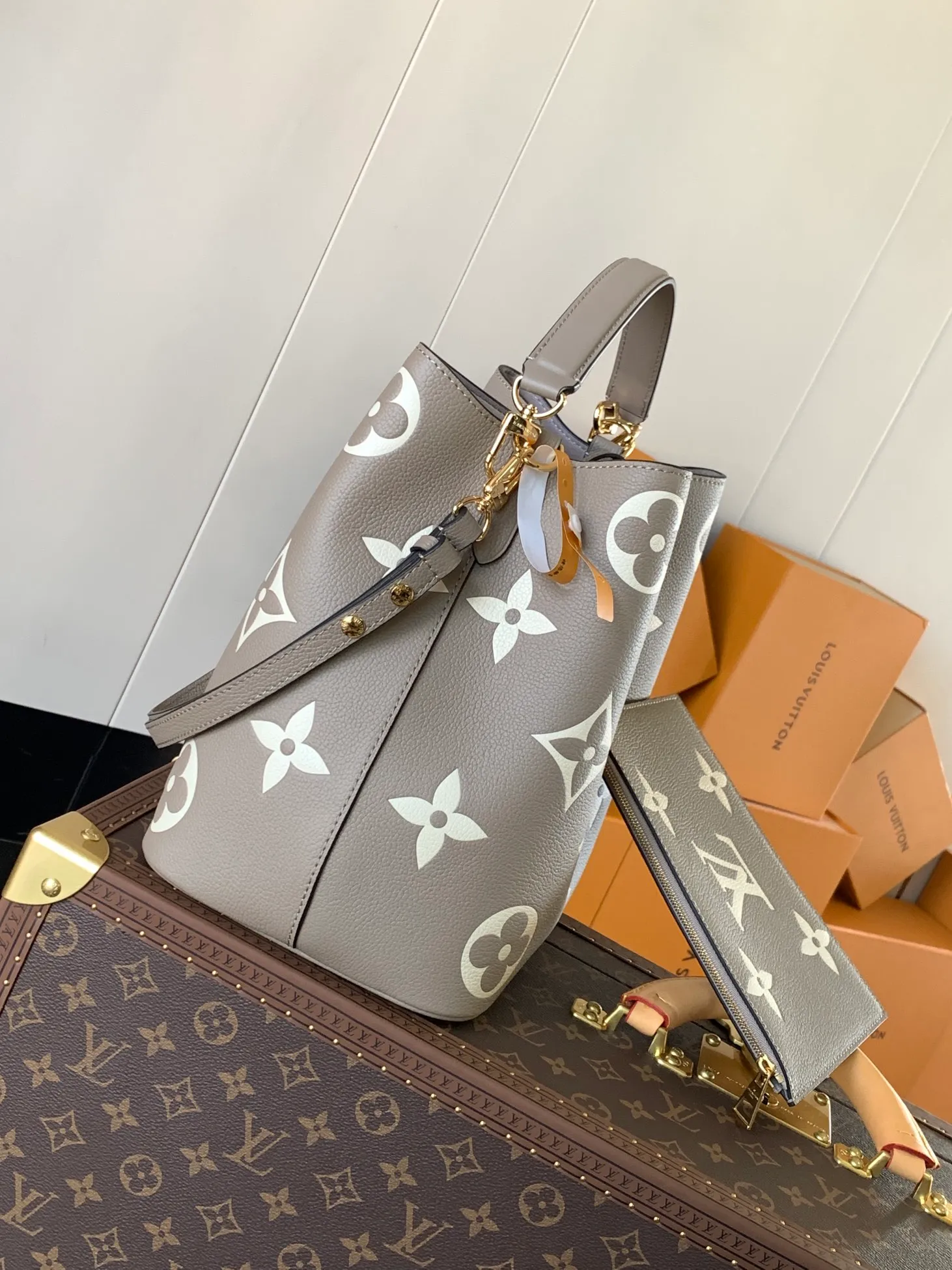 💰1140 (top layer leather) transcoding chip, customized first layer cowhide top original order🔥 M45497 black M45555 apricot color This NéoNoé medium bucket bag has the LV letters and Monogram flowers first printed and dyed and then embossed on the leather to confuse the eye with its eye-catching look. The inner pocket can safely store valuables, and the adjustable shoulder strap can be worn on the shoulder or cross-body. Detailed Features 26.0 x 26.0 x 17.5 cm (L x H x W) Embossed grained cowhide Grained cowhide trim Microfiber lining Metal hardware Central zip pocket Compartment Metal eyelets Shoulder strap: Removable, adjustable Strap Half-length: 31.0 cm Strap half-length adjustable to: 54.0 cm Handle: Single handle