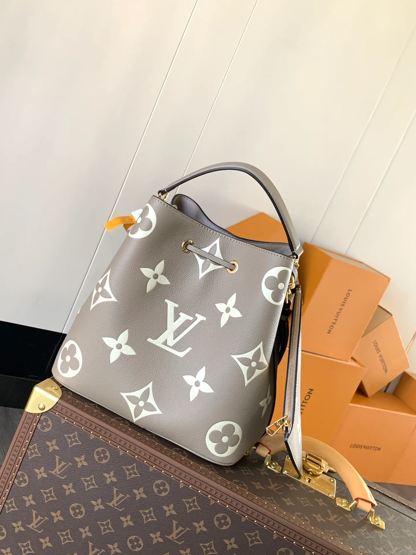 💰1140 (top layer leather) transcoding chip, customized first layer cowhide top original order🔥 M45497 black M45555 apricot color This NéoNoé medium bucket bag has the LV letters and Monogram flowers first printed and dyed and then embossed on the leather to confuse the eye with its eye-catching look. The inner pocket can safely store valuables, and the adjustable shoulder strap can be worn on the shoulder or cross-body. Detailed Features 26.0 x 26.0 x 17.5 cm (L x H x W) Embossed grained cowhide Grained cowhide trim Microfiber lining Metal hardware Central zip pocket Compartment Metal eyelets Shoulder strap: Removable, adjustable Strap Half-length: 31.0 cm Strap half-length adjustable to: 54.0 cm Handle: Single handle