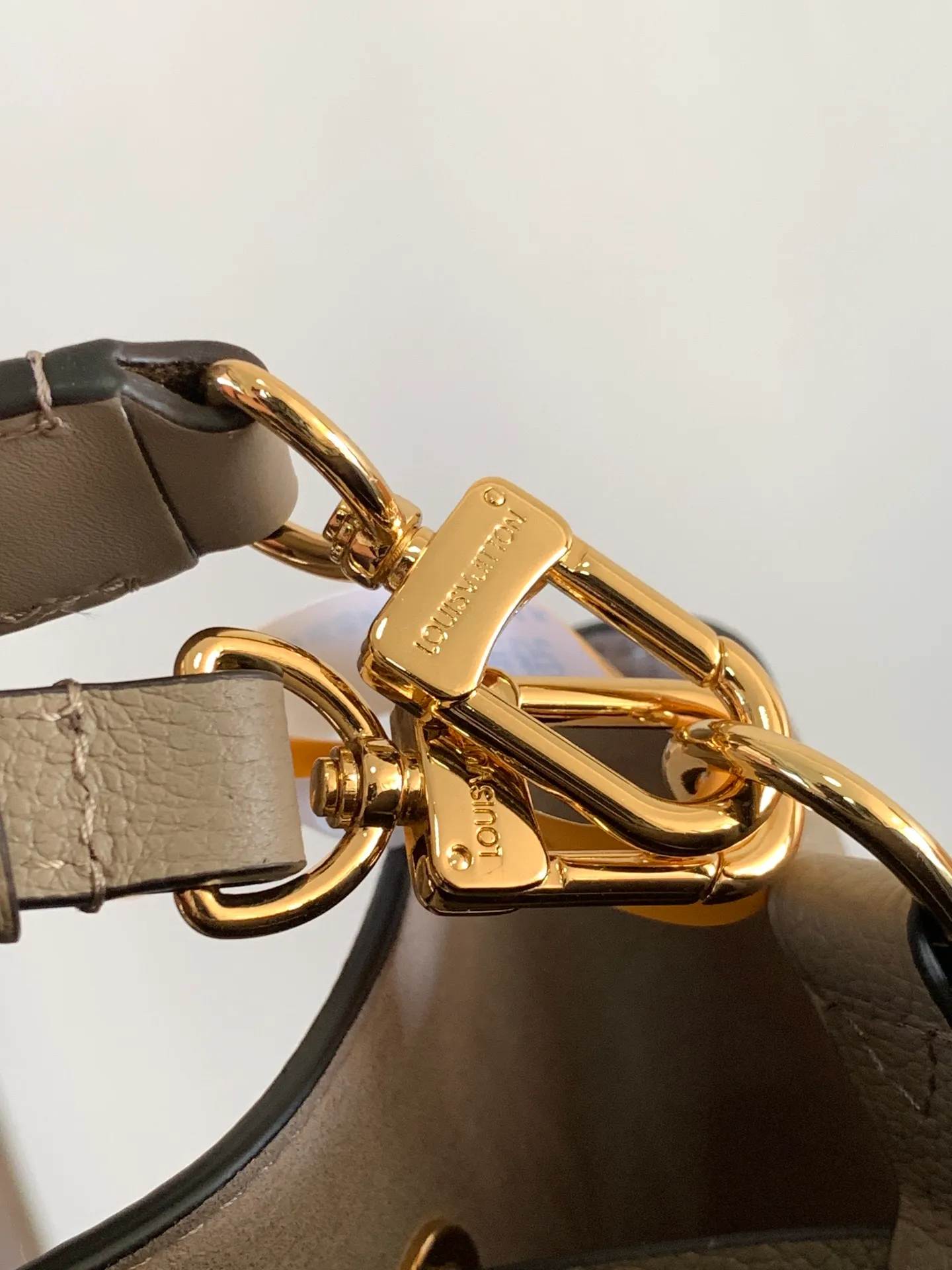 💰1140 (top layer leather) transcoding chip, customized first layer cowhide top original order🔥 M45497 black M45555 apricot color This NéoNoé medium bucket bag has the LV letters and Monogram flowers first printed and dyed and then embossed on the leather to confuse the eye with its eye-catching look. The inner pocket can safely store valuables, and the adjustable shoulder strap can be worn on the shoulder or cross-body. Detailed Features 26.0 x 26.0 x 17.5 cm (L x H x W) Embossed grained cowhide Grained cowhide trim Microfiber lining Metal hardware Central zip pocket Compartment Metal eyelets Shoulder strap: Removable, adjustable Strap Half-length: 31.0 cm Strap half-length adjustable to: 54.0 cm Handle: Single handle