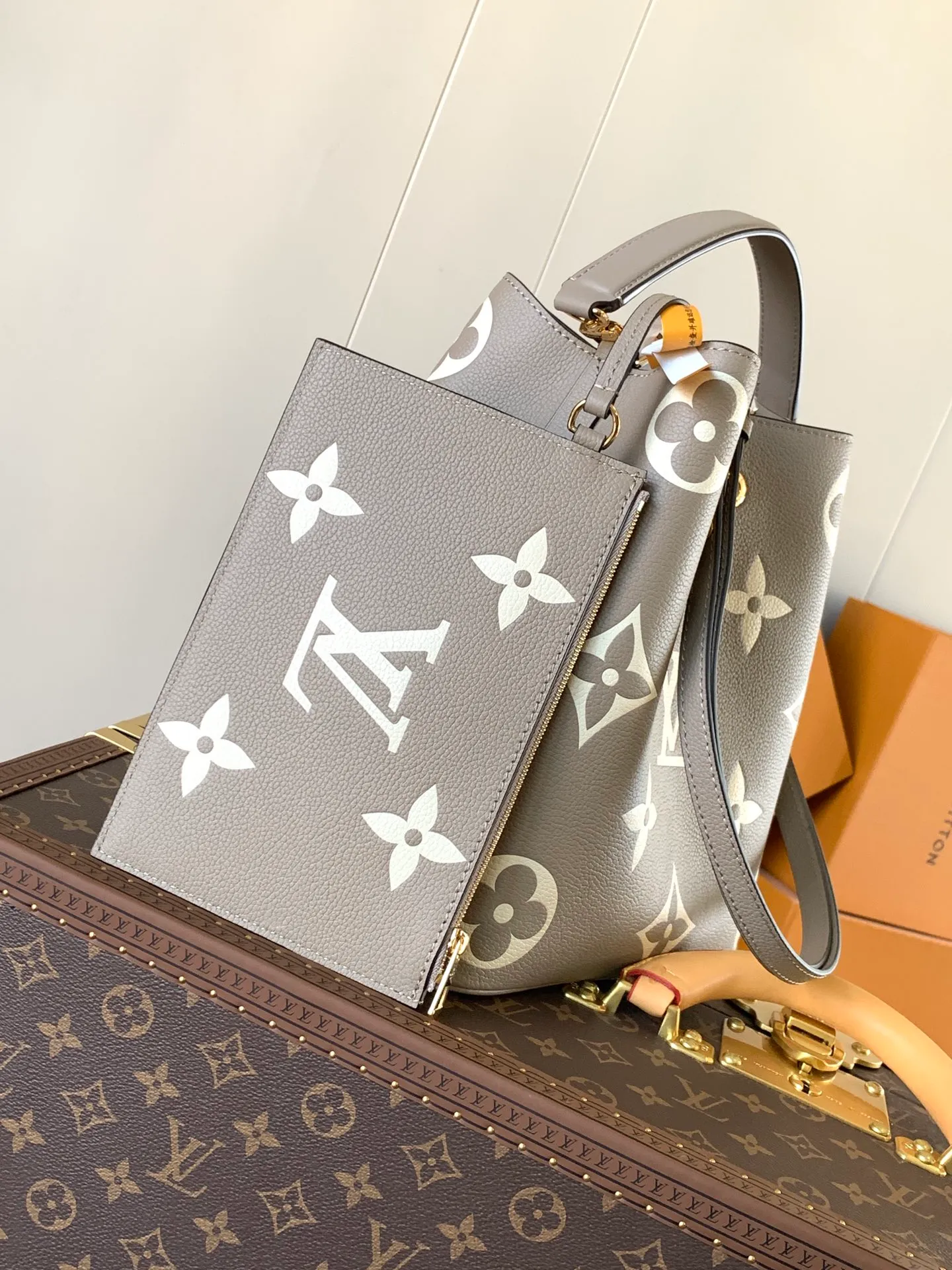 💰1140 (top layer leather) transcoding chip, customized first layer cowhide top original order🔥 M45497 black M45555 apricot color This NéoNoé medium bucket bag has the LV letters and Monogram flowers first printed and dyed and then embossed on the leather to confuse the eye with its eye-catching look. The inner pocket can safely store valuables, and the adjustable shoulder strap can be worn on the shoulder or cross-body. Detailed Features 26.0 x 26.0 x 17.5 cm (L x H x W) Embossed grained cowhide Grained cowhide trim Microfiber lining Metal hardware Central zip pocket Compartment Metal eyelets Shoulder strap: Removable, adjustable Strap Half-length: 31.0 cm Strap half-length adjustable to: 54.0 cm Handle: Single handle