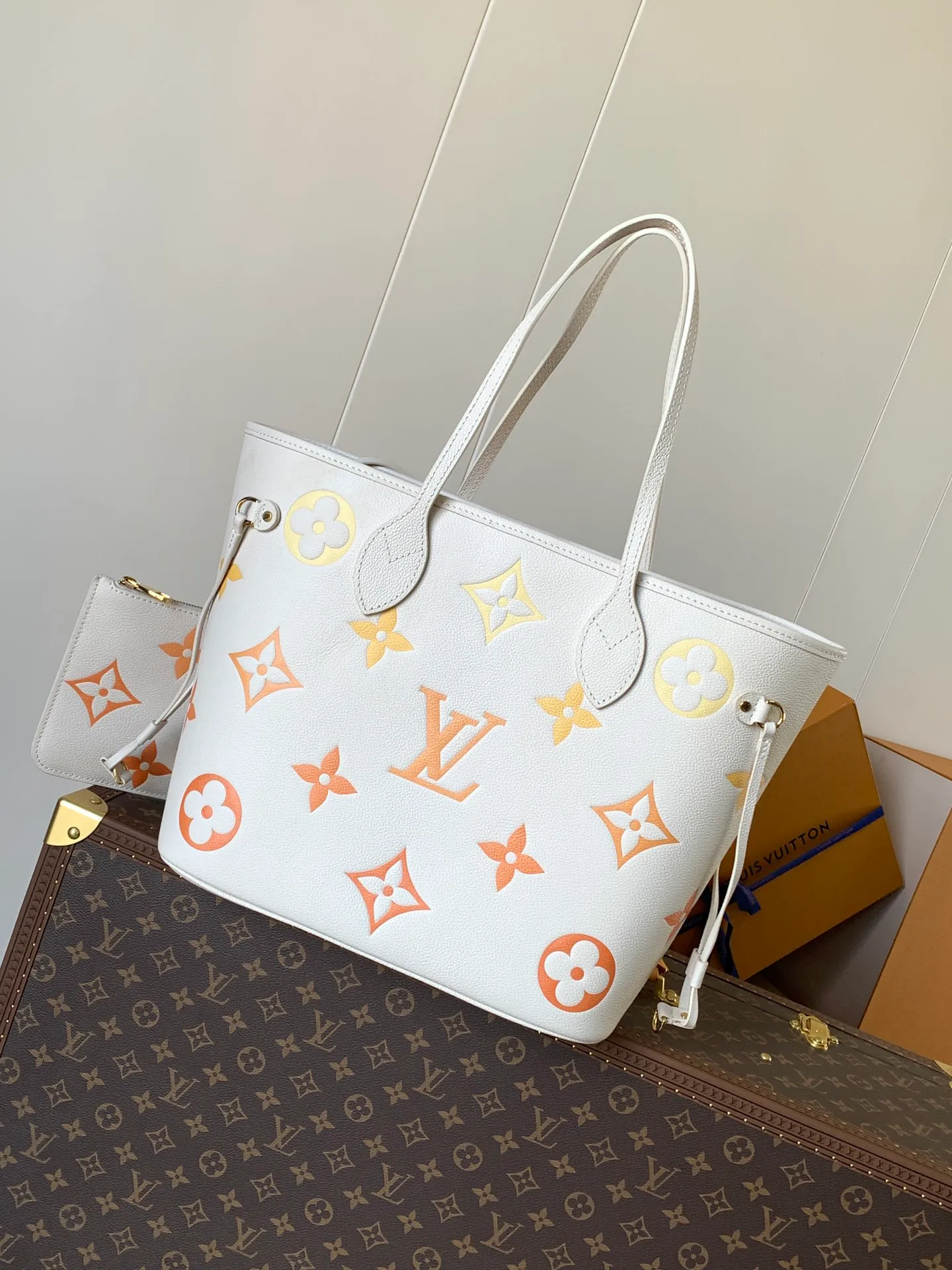 💰1180 (top layer leather) top original order, M47143 blue, M46482 haze blue, M46599 maroon, M45685 black, M45684 off-white, M45686 gray, M46516 vanilla, M46514 blue gradient, M46329 nude pink, M45686 apricot print, M46135 brown, Neverfull medium shopping bag! Redesigned interior pockets feature fresh fabric linings and vintage details inspired by the archives, most notably the detachable zippered clutch, which can be used on its own as a sophisticated clutch or as an additional pocket. 32x29x17cm