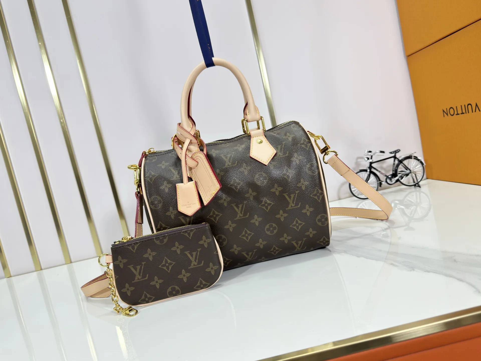 P280 Upgraded original M24426 M24425 M24424 M24423 M24443 M This Speedy Bandoulière 25 Monogram Leather handbag is made of soft cow leather and uses Monogram pattern to reproduce the elegant look and feel of canvas printing. Dazzling metal hardware, sheepskin lining and nameplate all reflect Creative Director Pharrell Williams' relentless attention to detail. Dimensions: 25.0 x 15.0 x 15.0 cm (length x height x width)