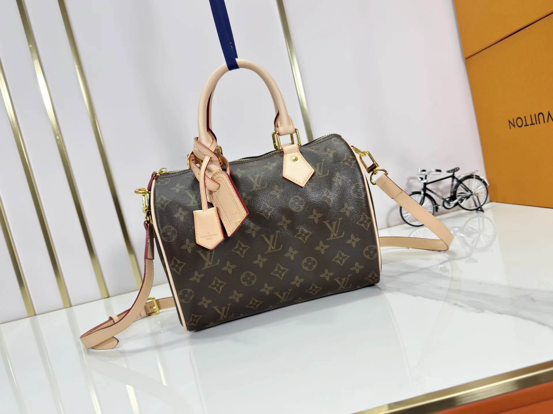 P280 Upgraded original M24426 M24425 M24424 M24423 M24443 M This Speedy Bandoulière 25 Monogram Leather handbag is made of soft cow leather and uses Monogram pattern to reproduce the elegant look and feel of canvas printing. Dazzling metal hardware, sheepskin lining and nameplate all reflect Creative Director Pharrell Williams' relentless attention to detail. Dimensions: 25.0 x 15.0 x 15.0 cm (length x height x width)