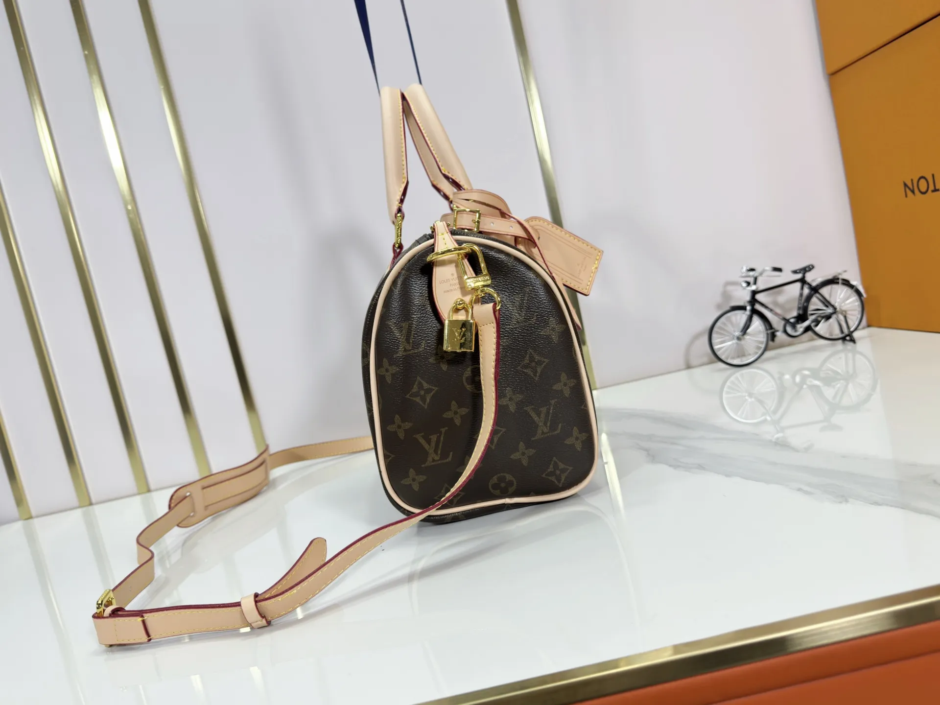 P280 Upgraded original M24426 M24425 M24424 M24423 M24443 M This Speedy Bandoulière 25 Monogram Leather handbag is made of soft cow leather and uses Monogram pattern to reproduce the elegant look and feel of canvas printing. Dazzling metal hardware, sheepskin lining and nameplate all reflect Creative Director Pharrell Williams' relentless attention to detail. Dimensions: 25.0 x 15.0 x 15.0 cm (length x height x width)