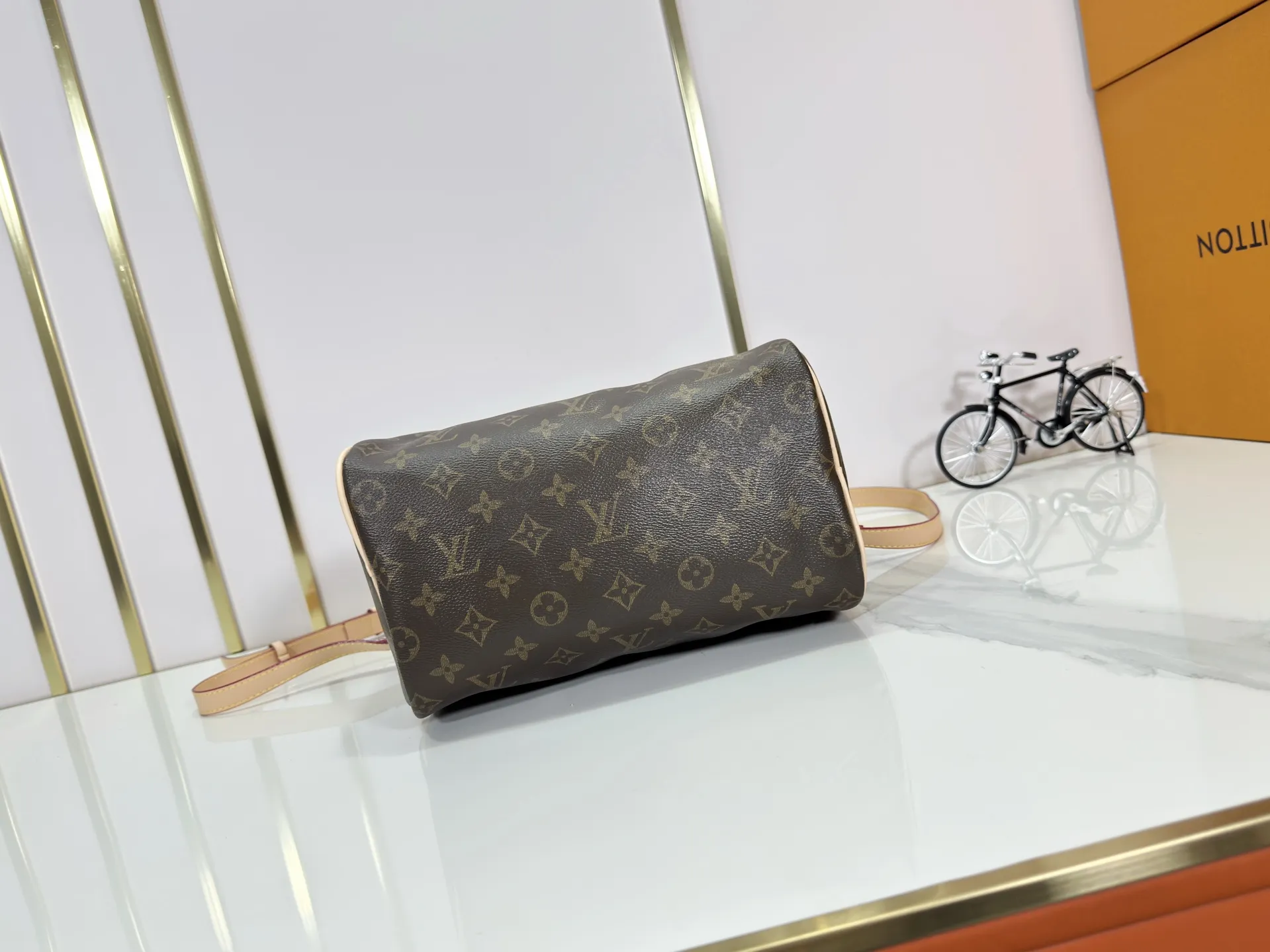 P280 Upgraded original M24426 M24425 M24424 M24423 M24443 M This Speedy Bandoulière 25 Monogram Leather handbag is made of soft cow leather and uses Monogram pattern to reproduce the elegant look and feel of canvas printing. Dazzling metal hardware, sheepskin lining and nameplate all reflect Creative Director Pharrell Williams' relentless attention to detail. Dimensions: 25.0 x 15.0 x 15.0 cm (length x height x width)