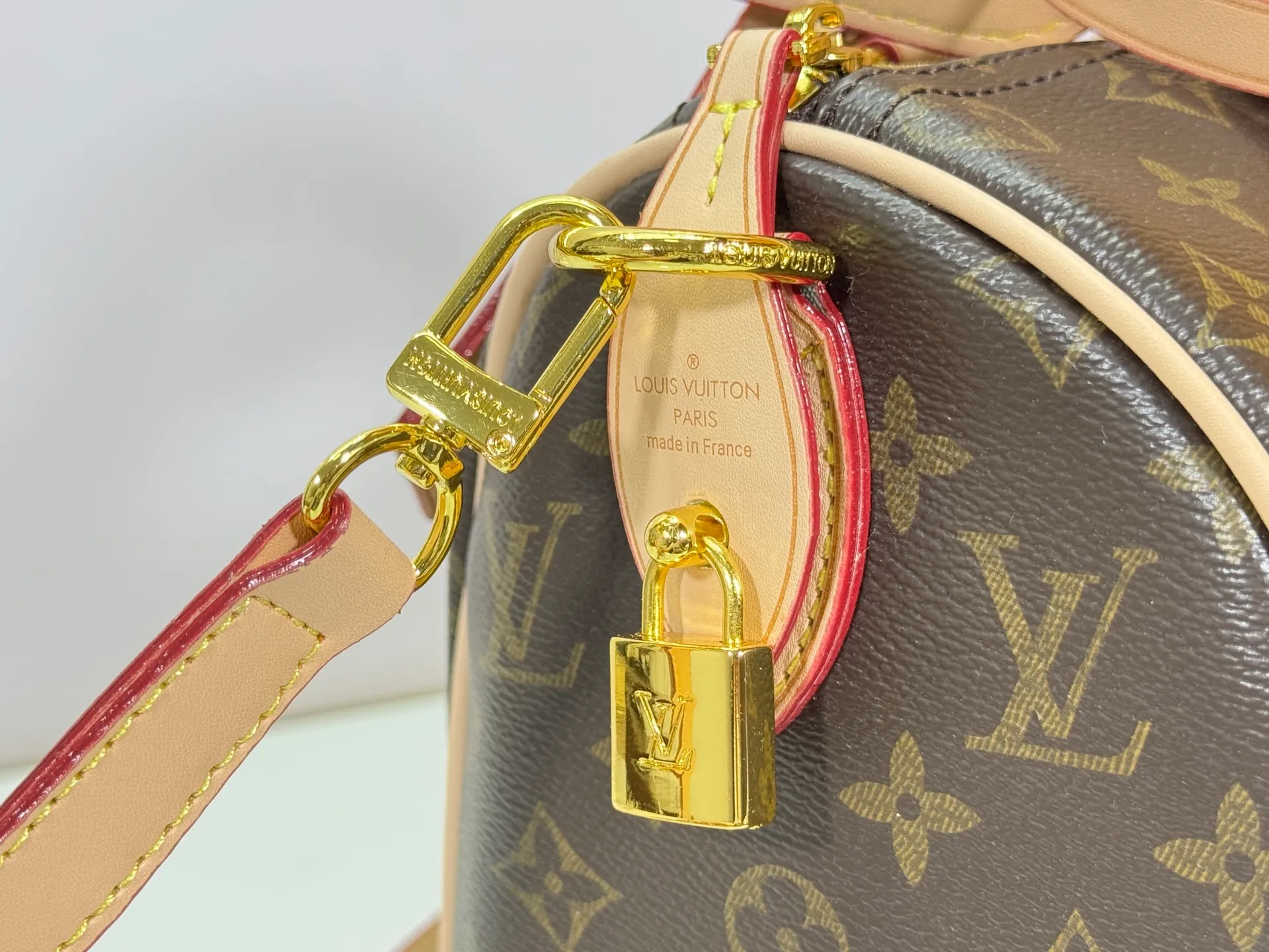 P280 Upgraded original M24426 M24425 M24424 M24423 M24443 M This Speedy Bandoulière 25 Monogram Leather handbag is made of soft cow leather and uses Monogram pattern to reproduce the elegant look and feel of canvas printing. Dazzling metal hardware, sheepskin lining and nameplate all reflect Creative Director Pharrell Williams' relentless attention to detail. Dimensions: 25.0 x 15.0 x 15.0 cm (length x height x width)