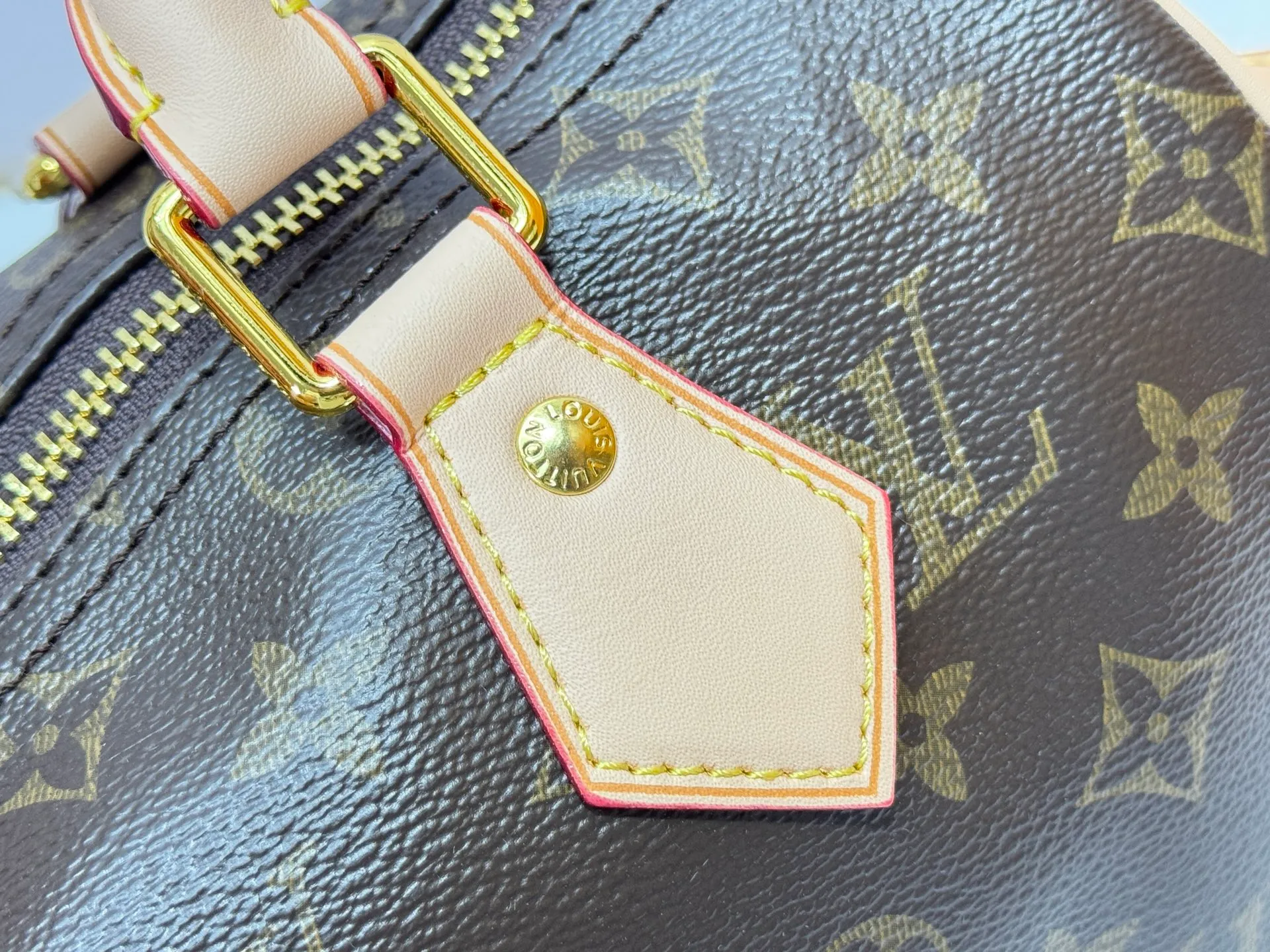 P280 Upgraded original M24426 M24425 M24424 M24423 M24443 M This Speedy Bandoulière 25 Monogram Leather handbag is made of soft cow leather and uses Monogram pattern to reproduce the elegant look and feel of canvas printing. Dazzling metal hardware, sheepskin lining and nameplate all reflect Creative Director Pharrell Williams' relentless attention to detail. Dimensions: 25.0 x 15.0 x 15.0 cm (length x height x width)