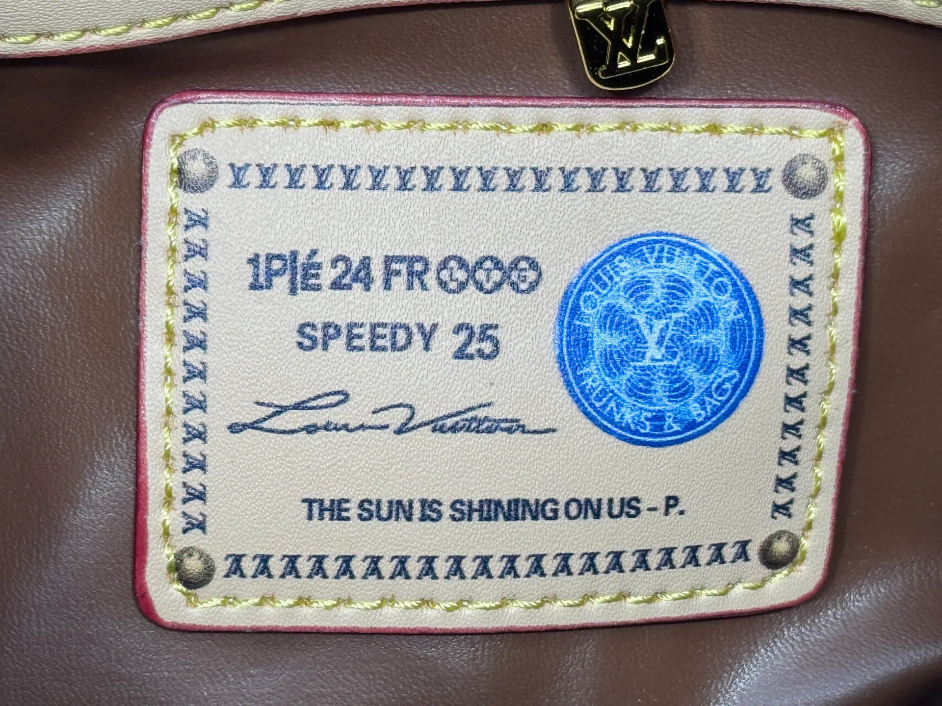 P280 Upgraded original M24426 M24425 M24424 M24423 M24443 M This Speedy Bandoulière 25 Monogram Leather handbag is made of soft cow leather and uses Monogram pattern to reproduce the elegant look and feel of canvas printing. Dazzling metal hardware, sheepskin lining and nameplate all reflect Creative Director Pharrell Williams' relentless attention to detail. Dimensions: 25.0 x 15.0 x 15.0 cm (length x height x width)