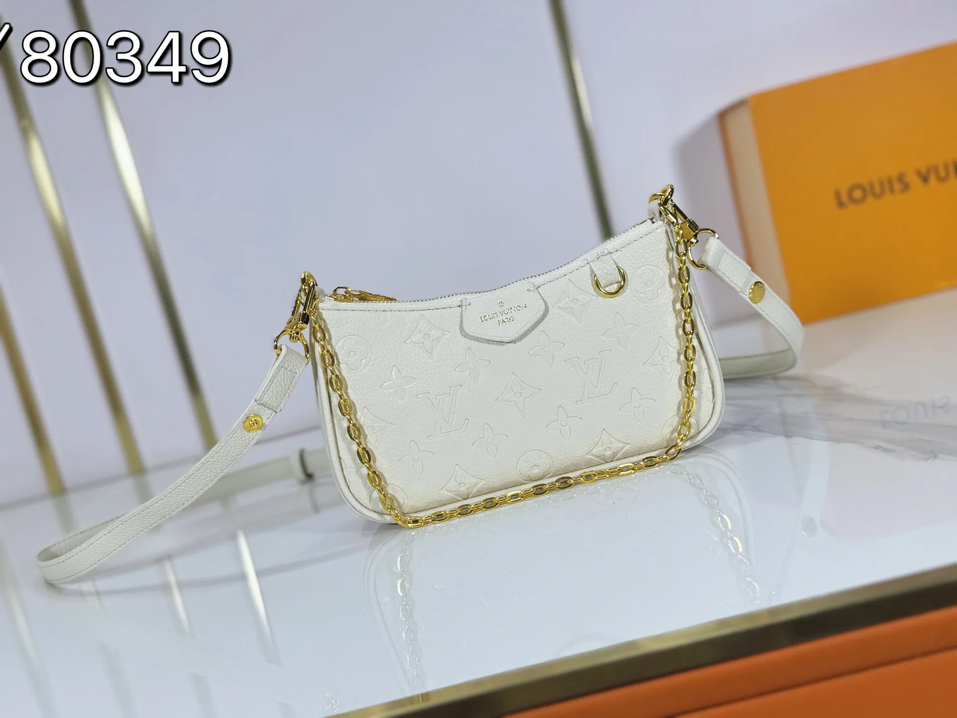 P180 Upgraded original M81066 M80349 M14421 M81862 M13614 This Easy Pouch handbag is decorated with classic Monogram pattern on the leather body and incorporates dazzling metal parts such as D-rings, making it a perfect choice for day and night travel. The compact shape is suitable for daily needs, and the detachable shoulder strap and chain allow for a variety of carrying methods. Dimensions: 19.0 x 11.5 x 3.0 cm (length x height x width)