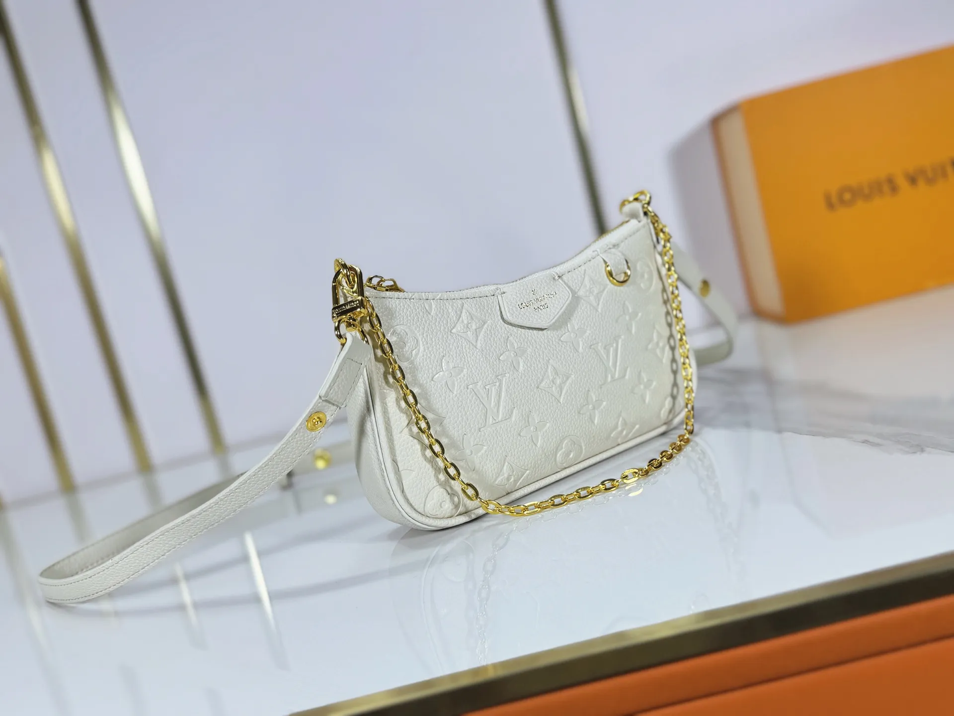 P180 Upgraded original M81066 M80349 M14421 M81862 M13614 This Easy Pouch handbag is decorated with classic Monogram pattern on the leather body and incorporates dazzling metal parts such as D-rings, making it a perfect choice for day and night travel. The compact shape is suitable for daily needs, and the detachable shoulder strap and chain allow for a variety of carrying methods. Dimensions: 19.0 x 11.5 x 3.0 cm (length x height x width)