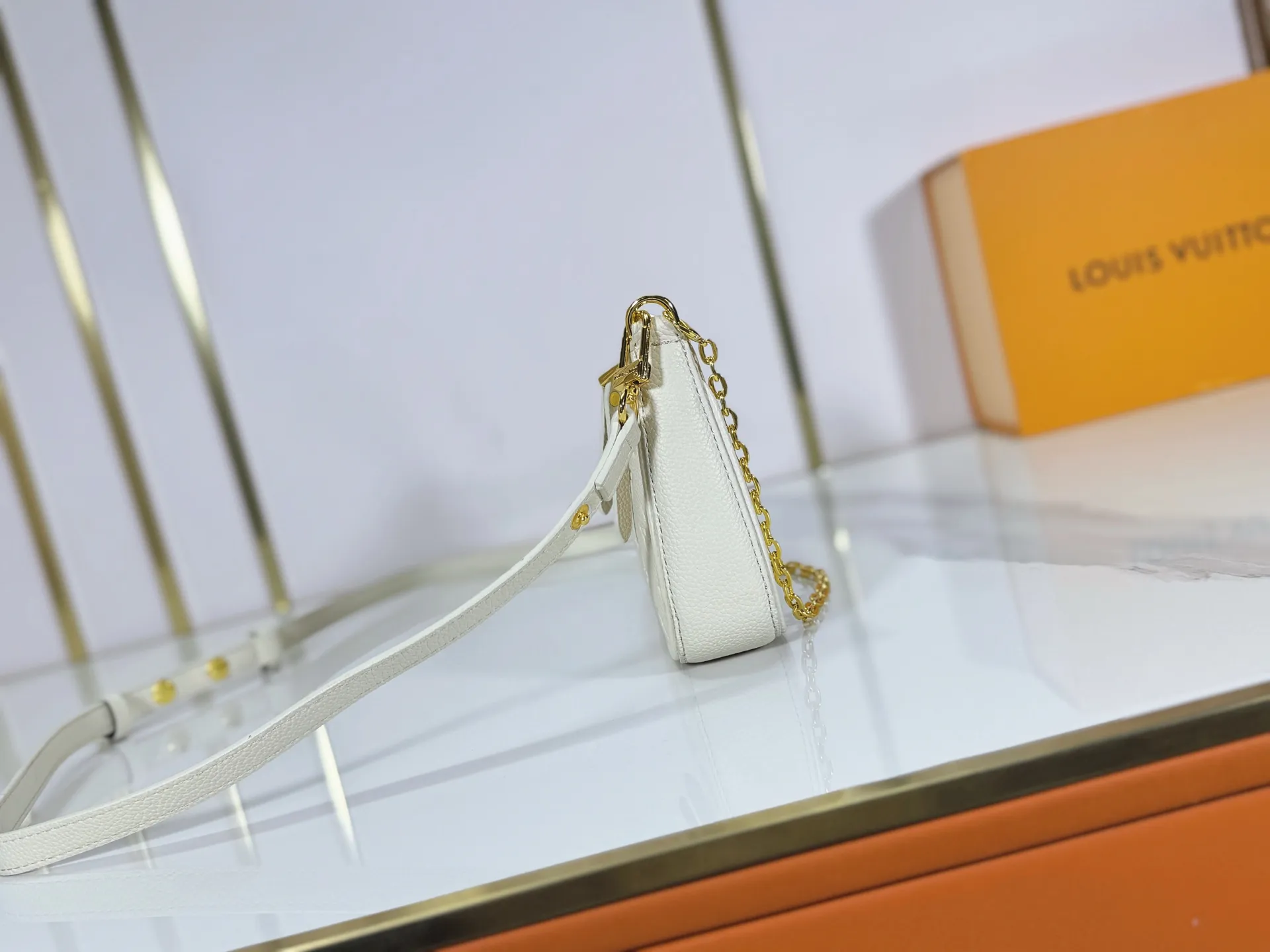 P180 Upgraded original M81066 M80349 M14421 M81862 M13614 This Easy Pouch handbag is decorated with classic Monogram pattern on the leather body and incorporates dazzling metal parts such as D-rings, making it a perfect choice for day and night travel. The compact shape is suitable for daily needs, and the detachable shoulder strap and chain allow for a variety of carrying methods. Dimensions: 19.0 x 11.5 x 3.0 cm (length x height x width)