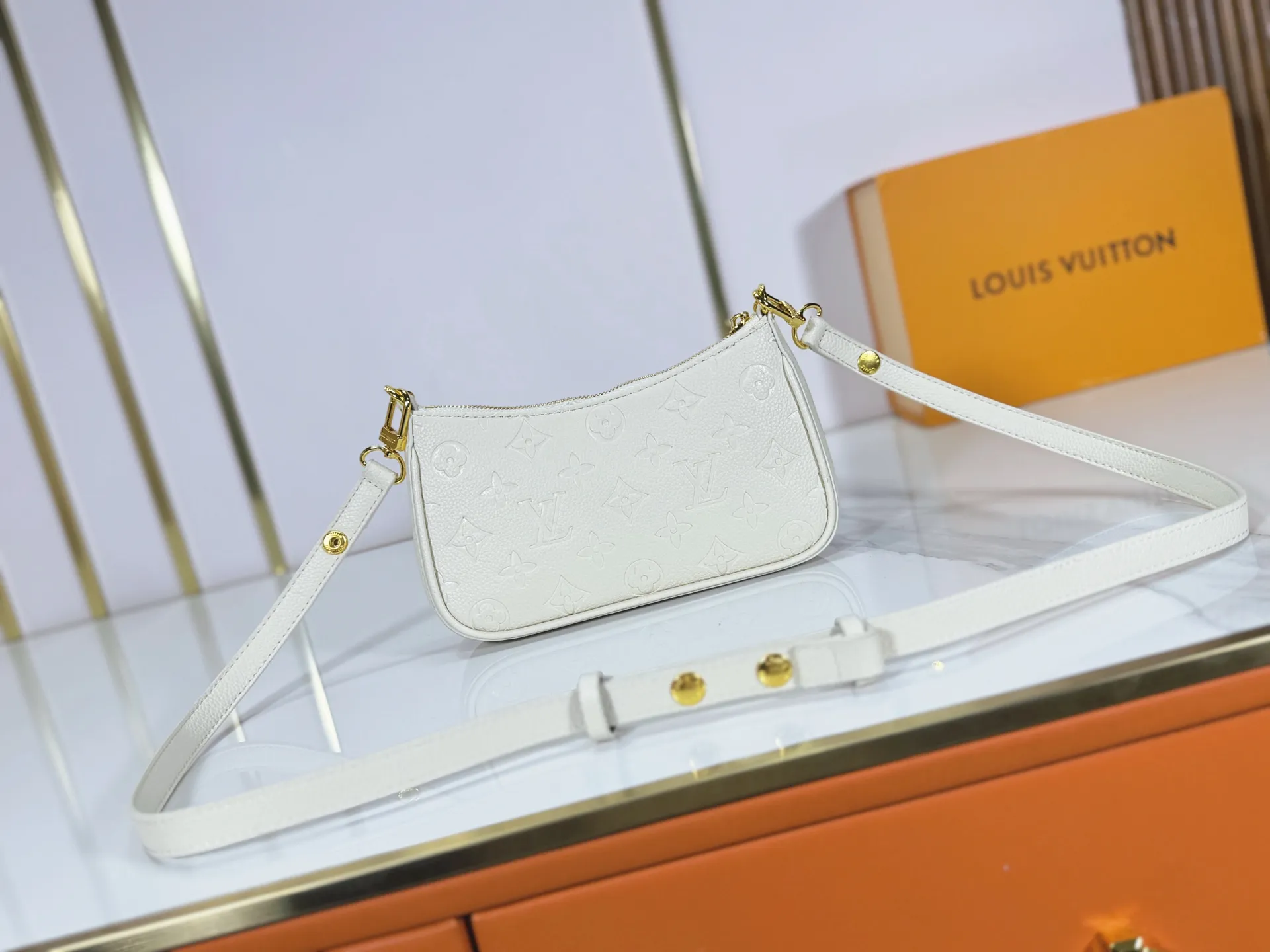 P180 Upgraded original M81066 M80349 M14421 M81862 M13614 This Easy Pouch handbag is decorated with classic Monogram pattern on the leather body and incorporates dazzling metal parts such as D-rings, making it a perfect choice for day and night travel. The compact shape is suitable for daily needs, and the detachable shoulder strap and chain allow for a variety of carrying methods. Dimensions: 19.0 x 11.5 x 3.0 cm (length x height x width)
