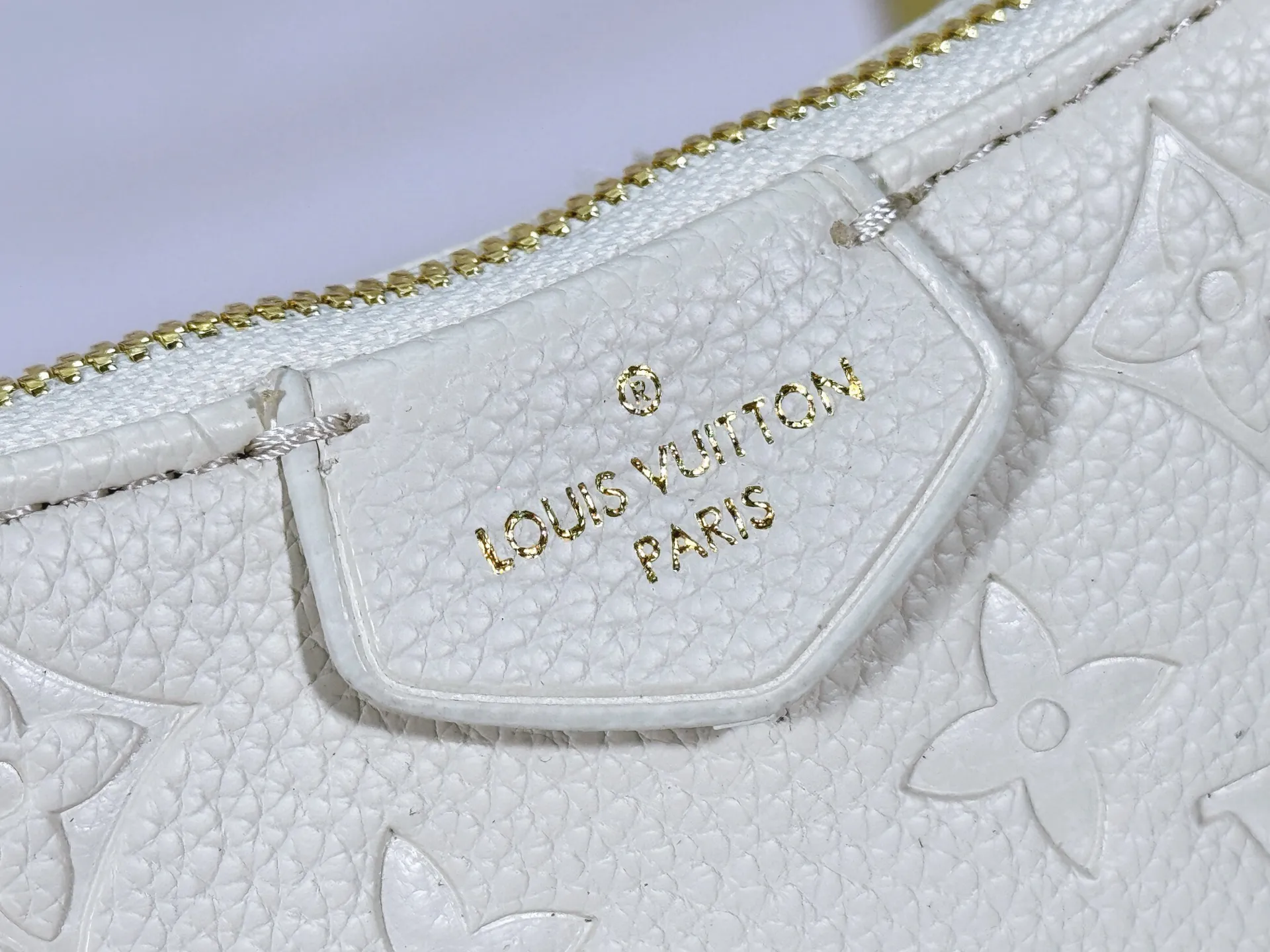 P180 Upgraded original M81066 M80349 M14421 M81862 M13614 This Easy Pouch handbag is decorated with classic Monogram pattern on the leather body and incorporates dazzling metal parts such as D-rings, making it a perfect choice for day and night travel. The compact shape is suitable for daily needs, and the detachable shoulder strap and chain allow for a variety of carrying methods. Dimensions: 19.0 x 11.5 x 3.0 cm (length x height x width)