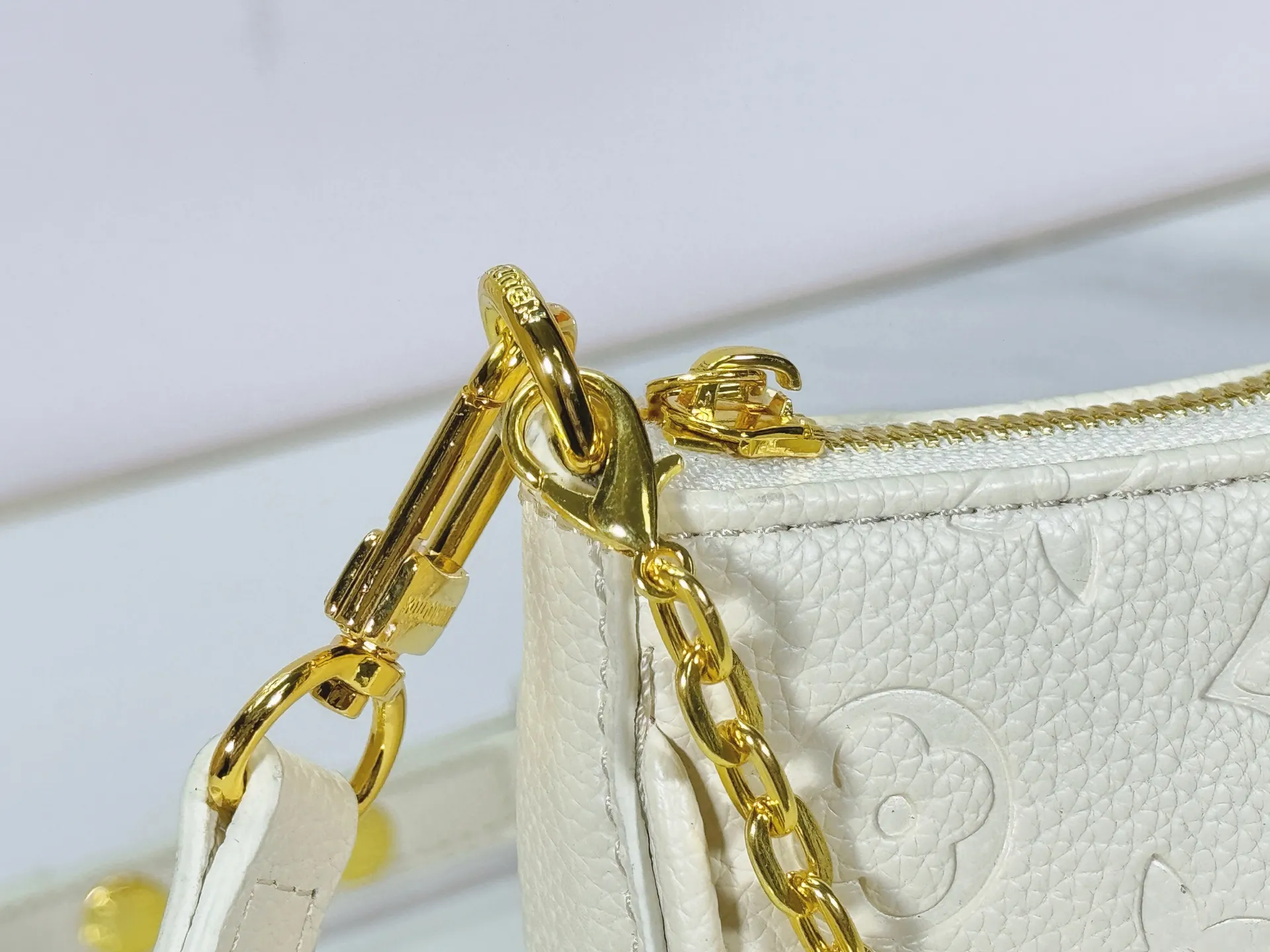 P180 Upgraded original M81066 M80349 M14421 M81862 M13614 This Easy Pouch handbag is decorated with classic Monogram pattern on the leather body and incorporates dazzling metal parts such as D-rings, making it a perfect choice for day and night travel. The compact shape is suitable for daily needs, and the detachable shoulder strap and chain allow for a variety of carrying methods. Dimensions: 19.0 x 11.5 x 3.0 cm (length x height x width)
