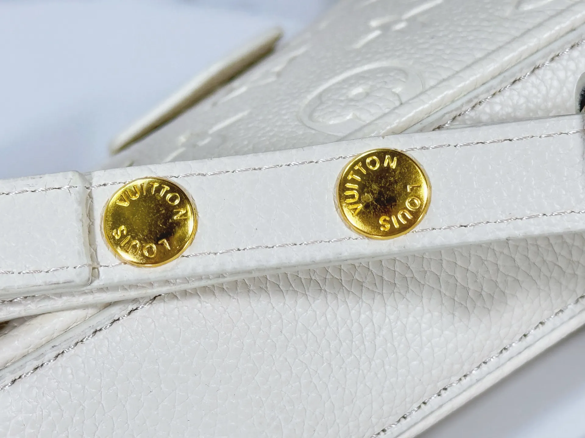 P180 Upgraded original M81066 M80349 M14421 M81862 M13614 This Easy Pouch handbag is decorated with classic Monogram pattern on the leather body and incorporates dazzling metal parts such as D-rings, making it a perfect choice for day and night travel. The compact shape is suitable for daily needs, and the detachable shoulder strap and chain allow for a variety of carrying methods. Dimensions: 19.0 x 11.5 x 3.0 cm (length x height x width)