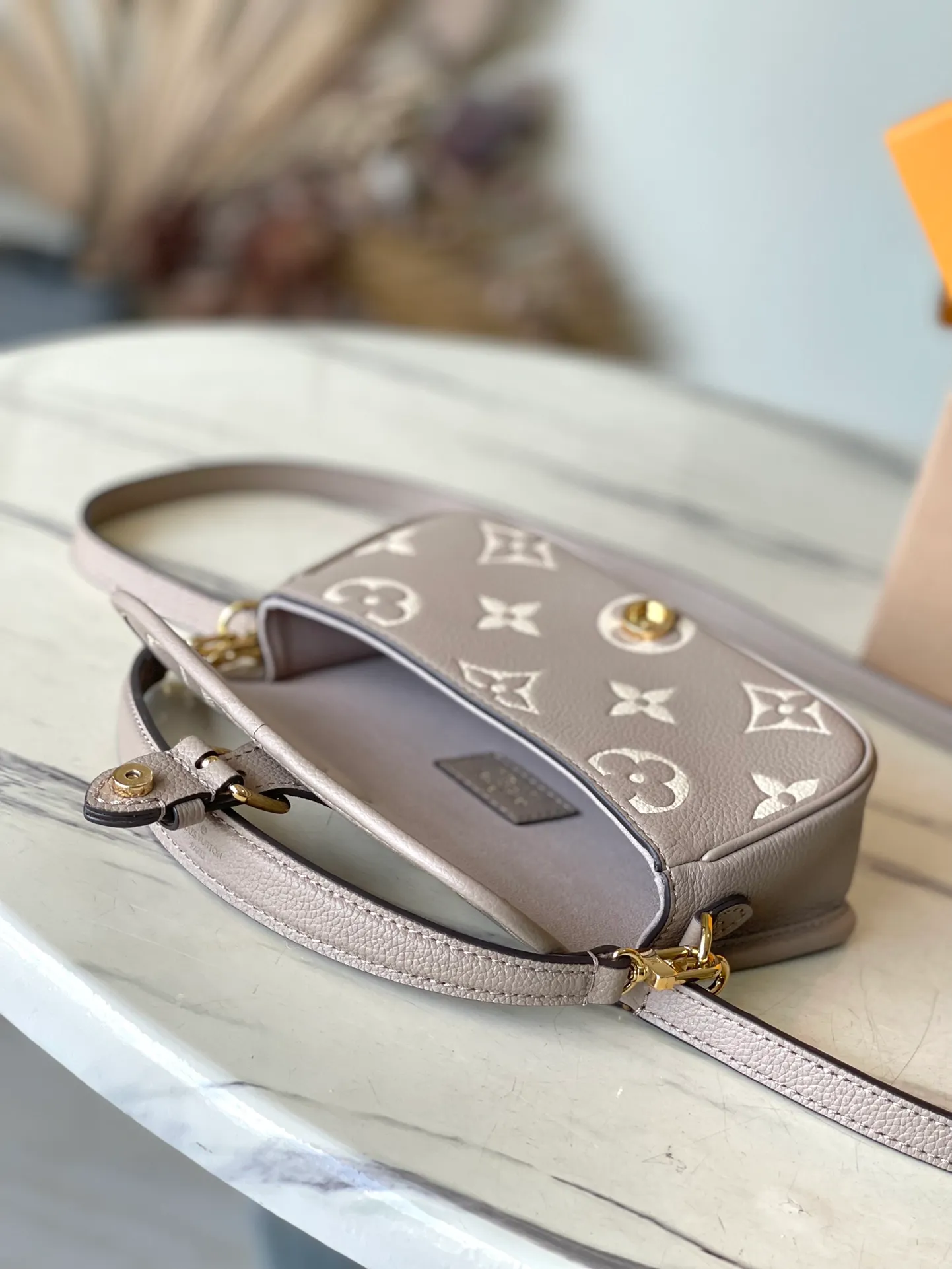 💰760 (top layer leather) top original order M83300 gray. Support counter inspection. Photos taken of duty-free goods are consistent with the product without unpacking. This product is an exclusive duty-free product in the market and is the highest-end product. Inspection is supported. This product has passed strict inspection and is flawless. Please wear gloves when touching the product. This product is not returnable or exchangeable. Please confirm the product first and then remove the label on the handle. This product is temporarily not open to the public, only regular customers, and is in short supply. Dimensions: 19 x 10.5 x 6 cm