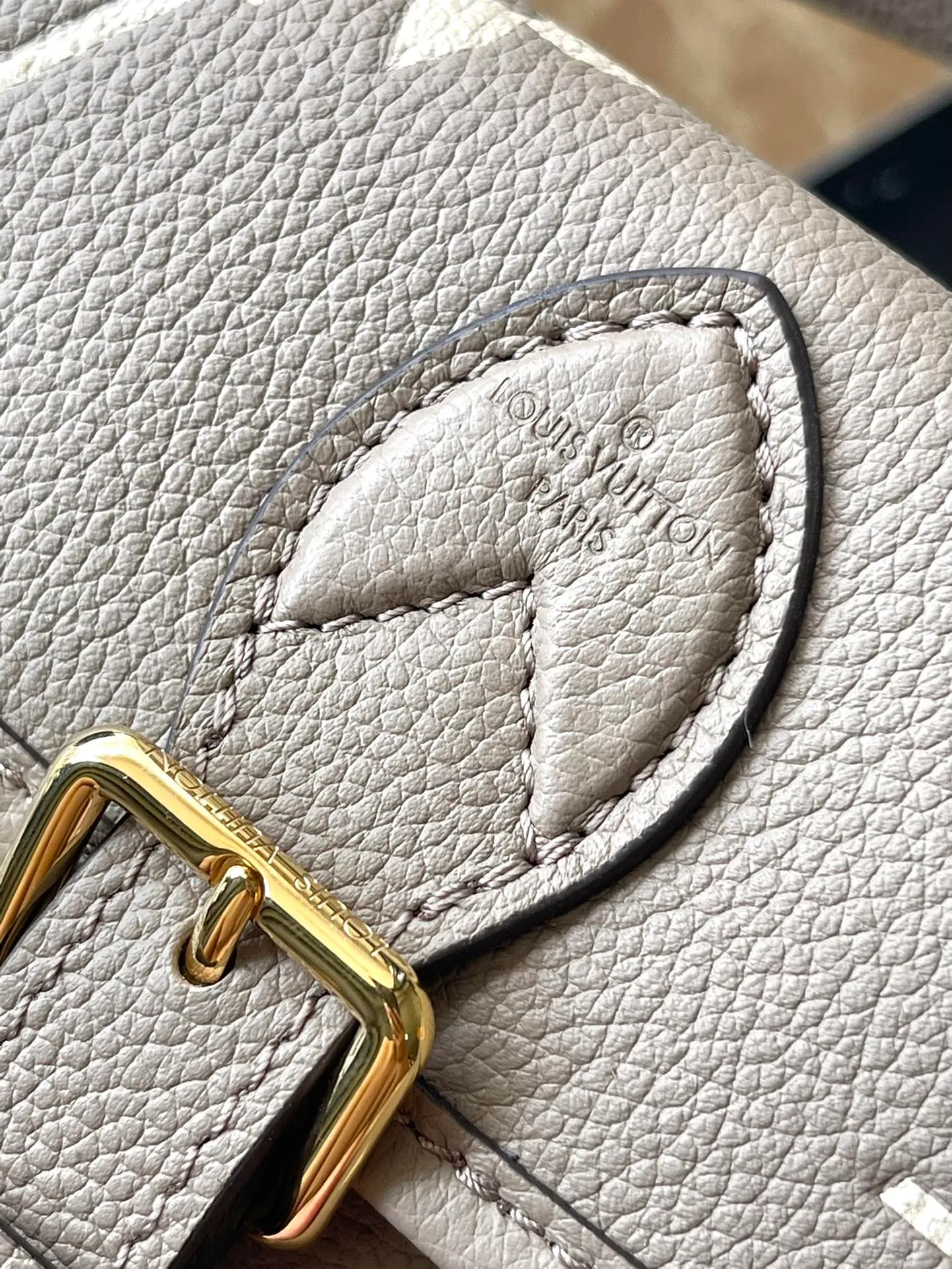 💰760 (top layer leather) top original order M83300 gray. Support counter inspection. Photos taken of duty-free goods are consistent with the product without unpacking. This product is an exclusive duty-free product in the market and is the highest-end product. Inspection is supported. This product has passed strict inspection and is flawless. Please wear gloves when touching the product. This product is not returnable or exchangeable. Please confirm the product first and then remove the label on the handle. This product is temporarily not open to the public, only regular customers, and is in short supply. Dimensions: 19 x 10.5 x 6 cm