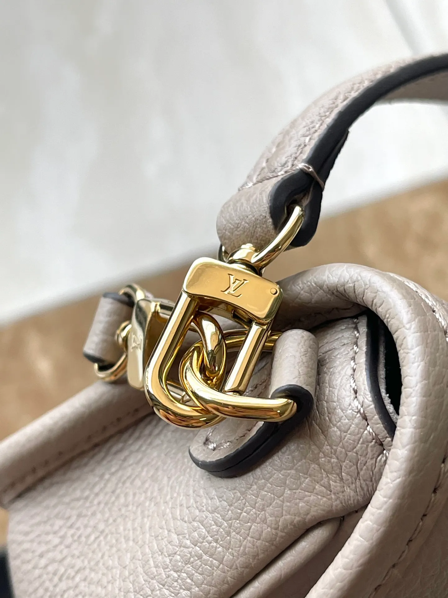 💰760 (top layer leather) top original order M83300 gray. Support counter inspection. Photos taken of duty-free goods are consistent with the product without unpacking. This product is an exclusive duty-free product in the market and is the highest-end product. Inspection is supported. This product has passed strict inspection and is flawless. Please wear gloves when touching the product. This product is not returnable or exchangeable. Please confirm the product first and then remove the label on the handle. This product is temporarily not open to the public, only regular customers, and is in short supply. Dimensions: 19 x 10.5 x 6 cm