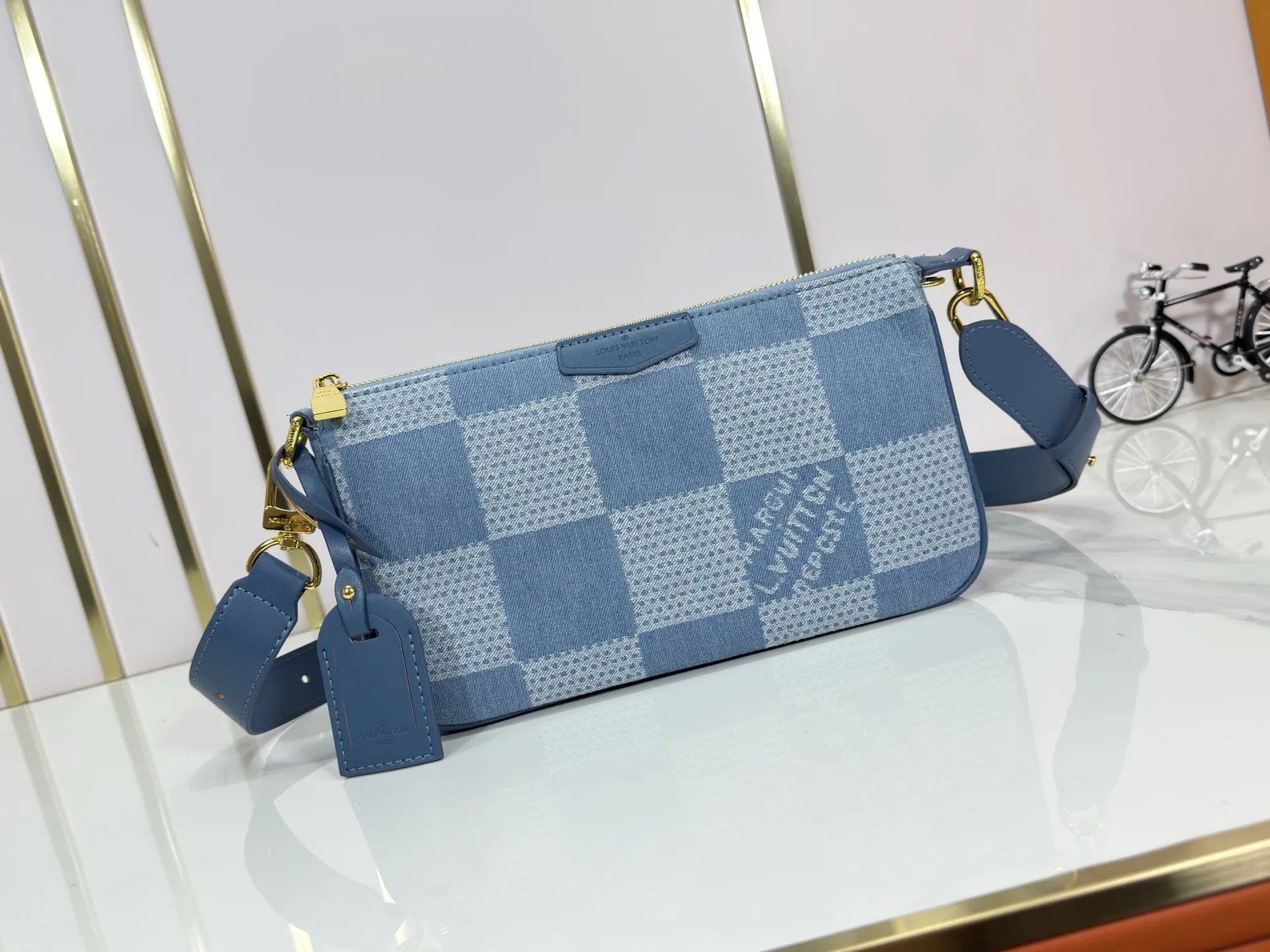 P240 Upgraded original version N00204 blue cloth M11741 black flower, black embossed Mahjong bag series for men and women POCHETTE ACCESSOIRE Jh Mahjong bag This Pochette Accessoire XL handbag is made of Monogram Eclipse coated canvas, reinterpreting the classic design of the 1990s with handsome brushwork. The ample zippered main compartment and inner pocket allow for organized storage, and the brand name and metal hardware complete the details. Removable and adjustable fabric shoulder strap allows for shoulder or cross-body wear. Dimensions: 28 × 16.5 × 9 cm