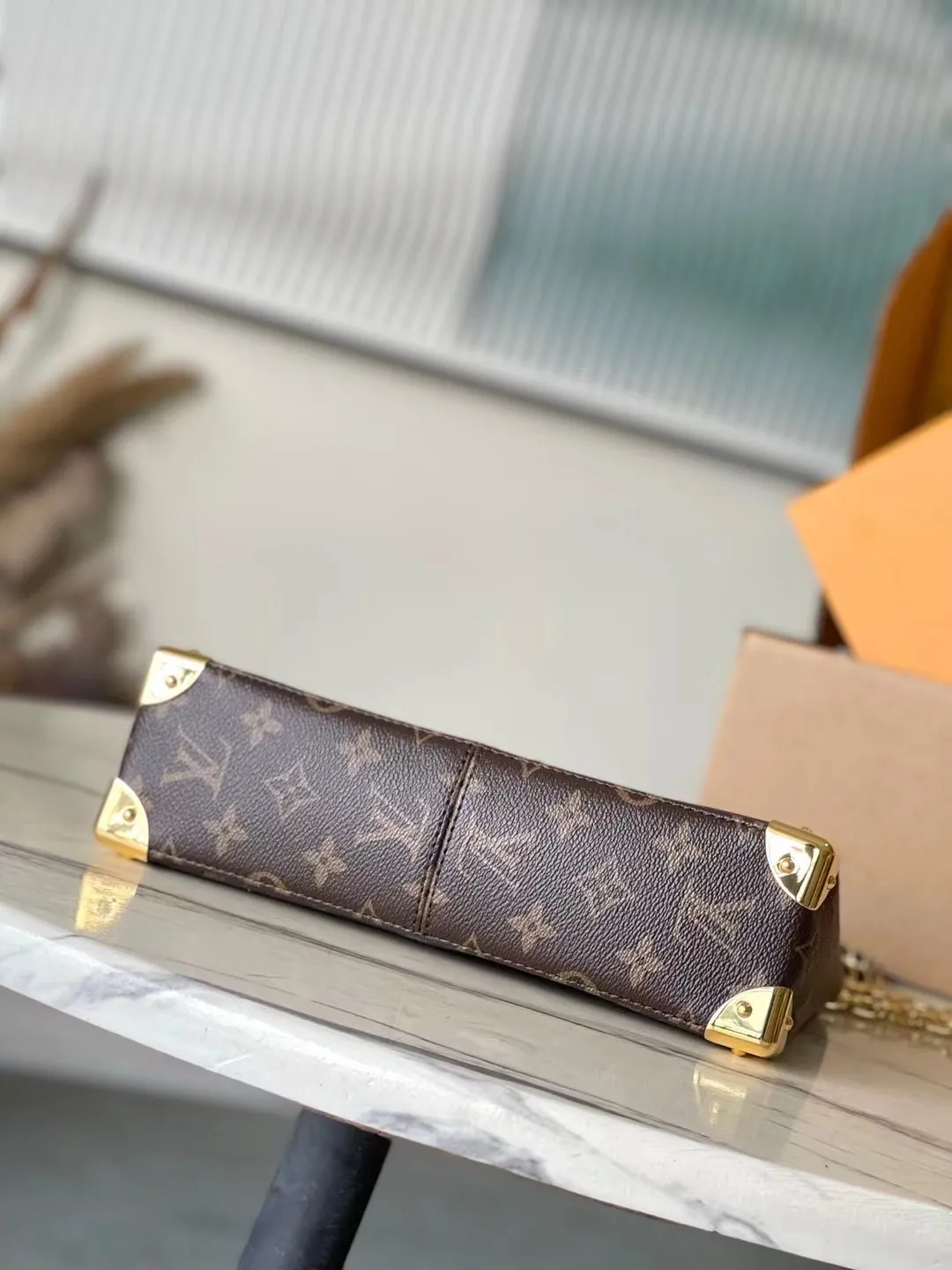 💰1060 (steel hardware) top original M14526 Trunke handbag combines Monogram canvas and metal rivets, with metallic corners and iconic S-lock lock, highlighting the brand heritage with a retro luggage style. The internal space and zipper pockets make it easy to accommodate daily needs, and the sliding chain shoulder strap expands carrying options. Dimensions: 27 × 16 × 8 cm