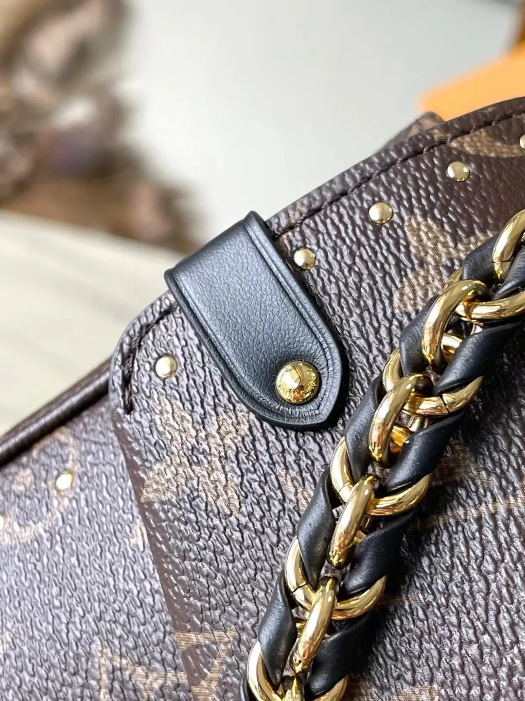 💰1060 (steel hardware) top original M14526 Trunke handbag combines Monogram canvas and metal rivets, with metallic corners and iconic S-lock lock, highlighting the brand heritage with a retro luggage style. The internal space and zipper pockets make it easy to accommodate daily needs, and the sliding chain shoulder strap expands carrying options. Dimensions: 27 × 16 × 8 cm