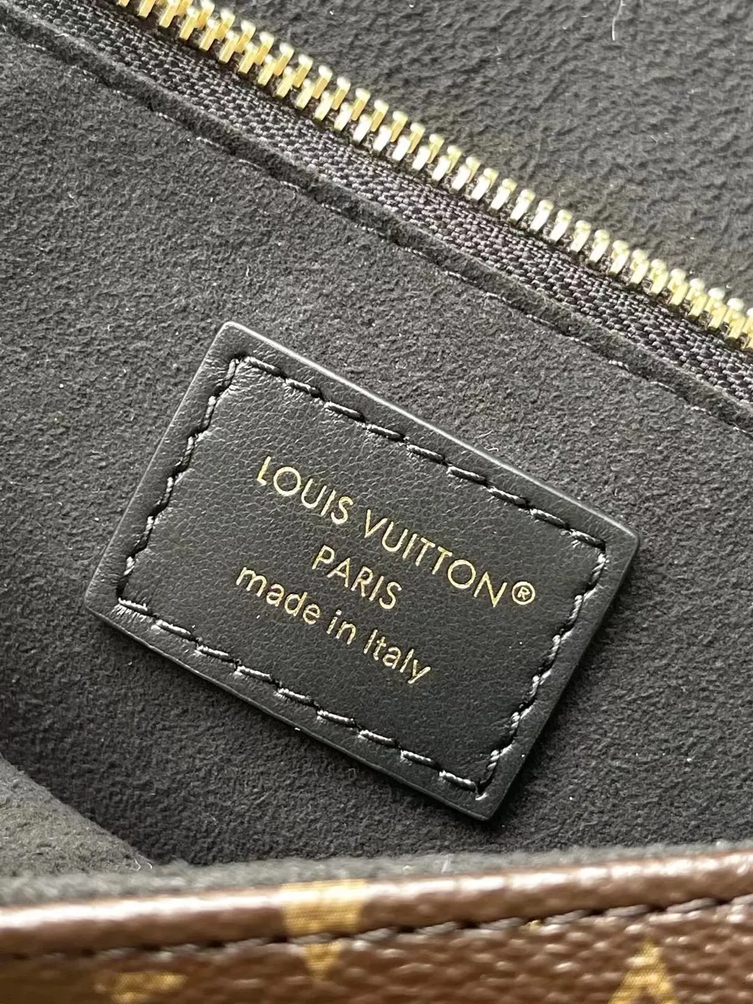 💰1060 (steel hardware) top original M14526 Trunke handbag combines Monogram canvas and metal rivets, with metallic corners and iconic S-lock lock, highlighting the brand heritage with a retro luggage style. The internal space and zipper pockets make it easy to accommodate daily needs, and the sliding chain shoulder strap expands carrying options. Dimensions: 27 × 16 × 8 cm
