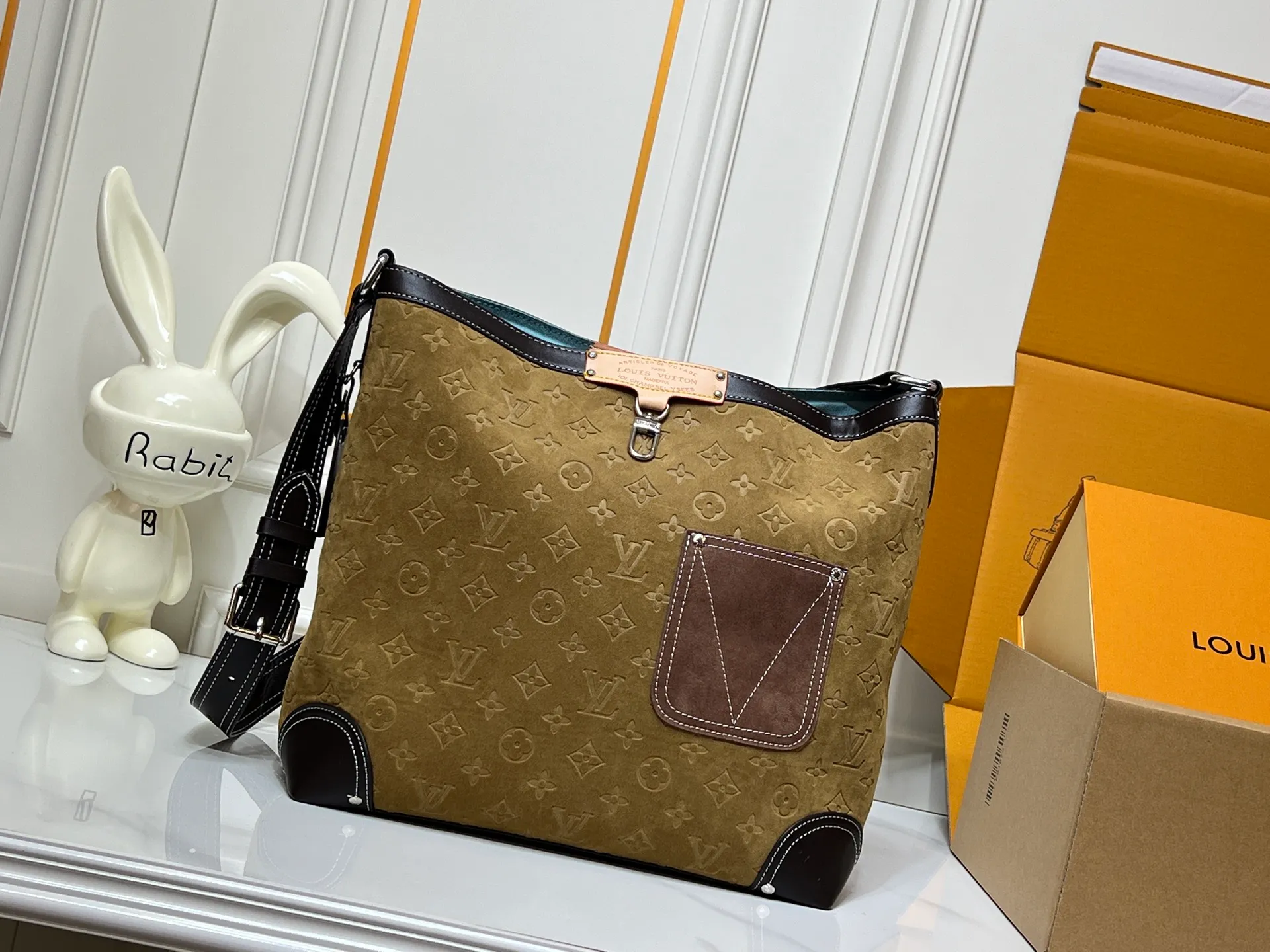 Batch 300💰M13686 This model is the Nil crossbody bag from the Louis Vuitton and Pharrell Williams collaboration series. It is made of luxurious calfskin, with a Monogram canvas-like printing effect on the surface, and VVT leather trim with retro tones, showing an elegant temperament. The bag is equipped with a detachable top handle and an adjustable leather shoulder strap, supporting a variety of carrying methods. There is a zippered compartment on the front and a built-in patch pocket in the main compartment, which combines practicality with design. The metal parts are in an antique gold style and are paired with a detachable metal tag. The details highlight the brand's exquisite craftsmanship and the unique style of the joint series. It is a personalized item that combines retro and modern fashion. Approximate size: 28x30x13cm
