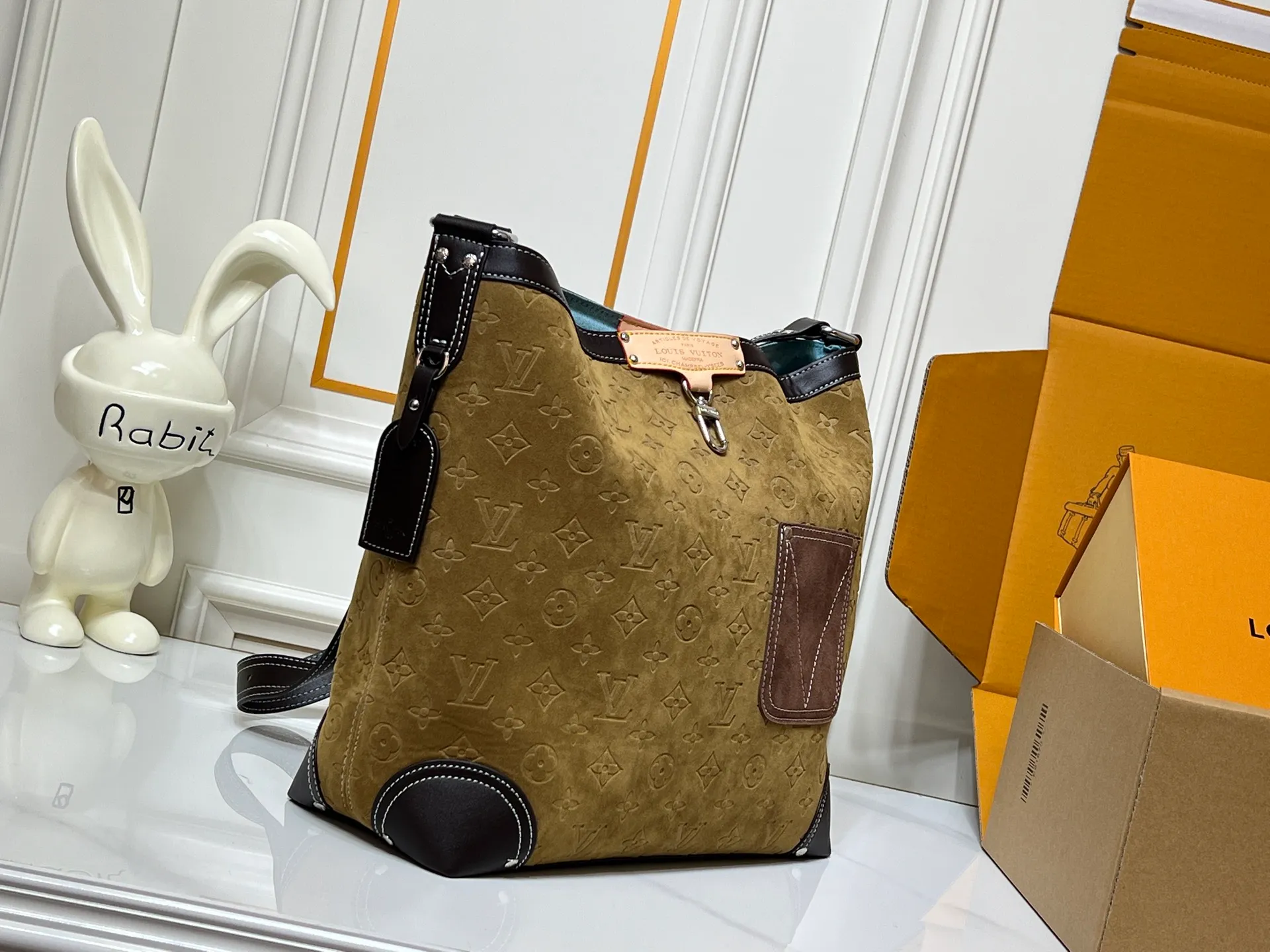 Batch 300💰M13686 This model is the Nil crossbody bag from the Louis Vuitton and Pharrell Williams collaboration series. It is made of luxurious calfskin, with a Monogram canvas-like printing effect on the surface, and VVT leather trim with retro tones, showing an elegant temperament. The bag is equipped with a detachable top handle and an adjustable leather shoulder strap, supporting a variety of carrying methods. There is a zippered compartment on the front and a built-in patch pocket in the main compartment, which combines practicality with design. The metal parts are in an antique gold style and are paired with a detachable metal tag. The details highlight the brand's exquisite craftsmanship and the unique style of the joint series. It is a personalized item that combines retro and modern fashion. Approximate size: 28x30x13cm