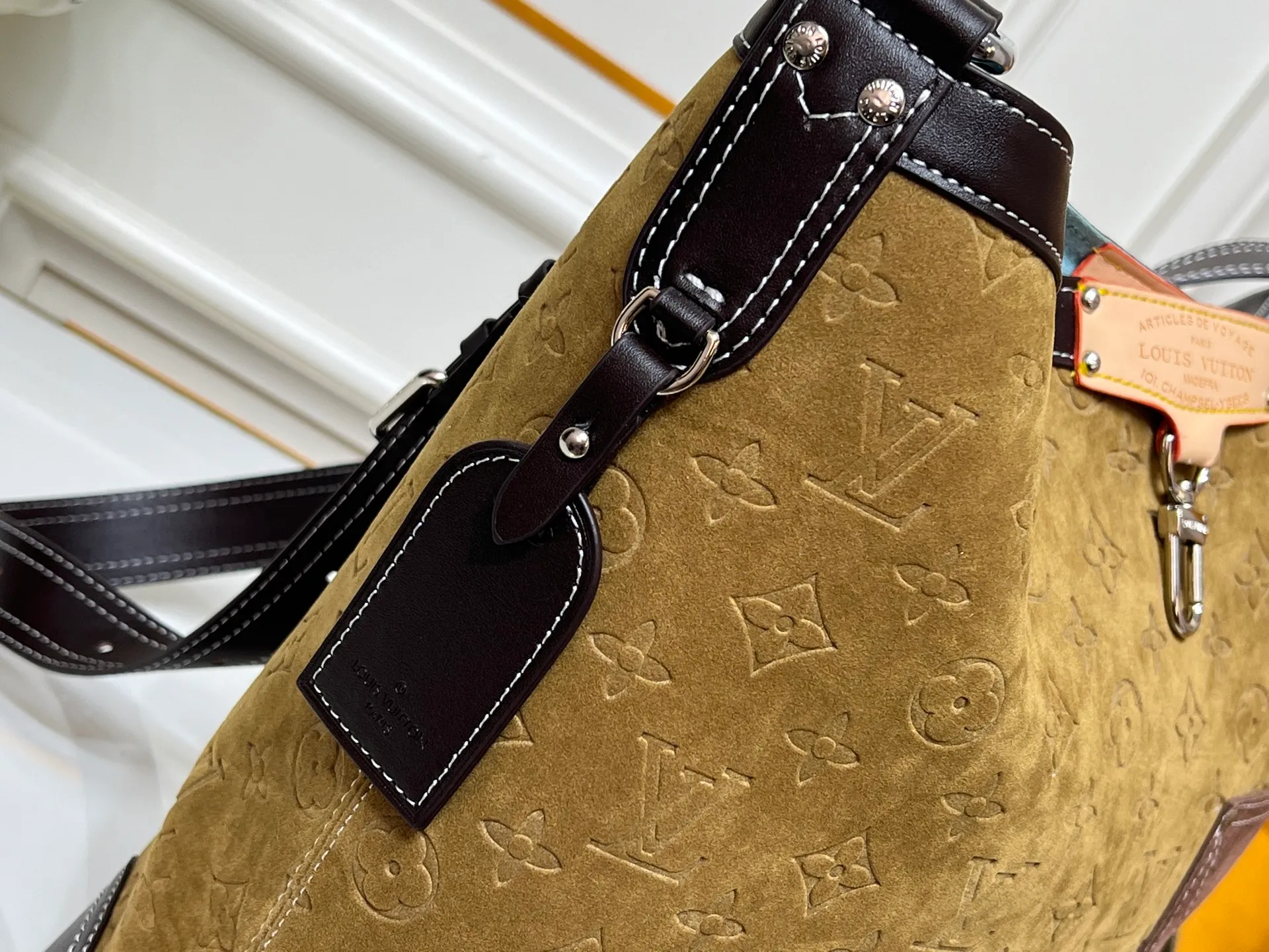 Batch 300💰M13686 This model is the Nil crossbody bag from the Louis Vuitton and Pharrell Williams collaboration series. It is made of luxurious calfskin, with a Monogram canvas-like printing effect on the surface, and VVT leather trim with retro tones, showing an elegant temperament. The bag is equipped with a detachable top handle and an adjustable leather shoulder strap, supporting a variety of carrying methods. There is a zippered compartment on the front and a built-in patch pocket in the main compartment, which combines practicality with design. The metal parts are in an antique gold style and are paired with a detachable metal tag. The details highlight the brand's exquisite craftsmanship and the unique style of the joint series. It is a personalized item that combines retro and modern fashion. Approximate size: 28x30x13cm